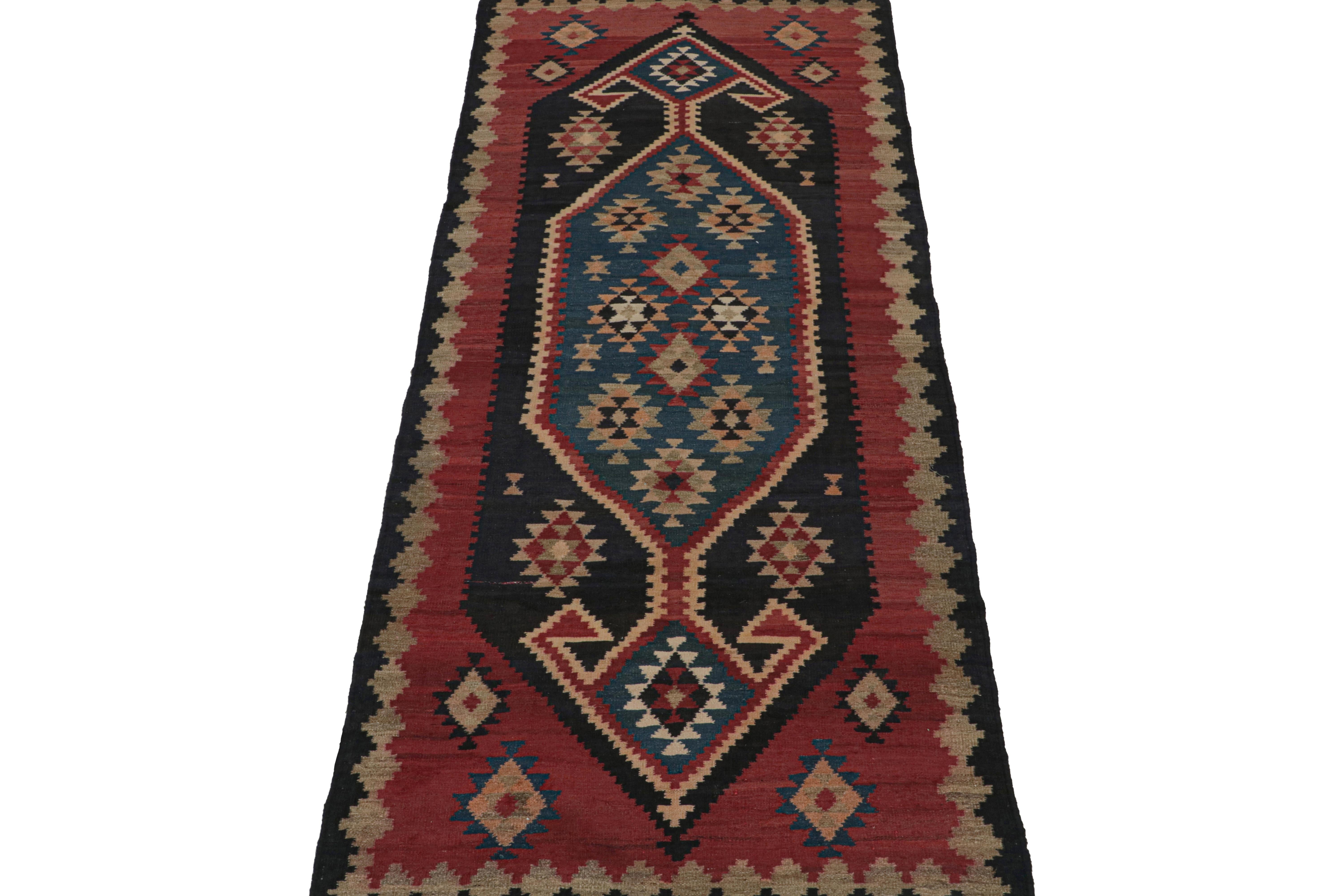Dieser alte persische Kilim 4x10 ist vermutlich ein Ghazvin-Stammesteppich aus der gleichnamigen Stadt und Provinz im Iran (heute Qazvin genannt). Er ist aus Wolle handgewebt und stammt aus der Zeit um 1950-1960. 

Das Design zeichnet sich durch