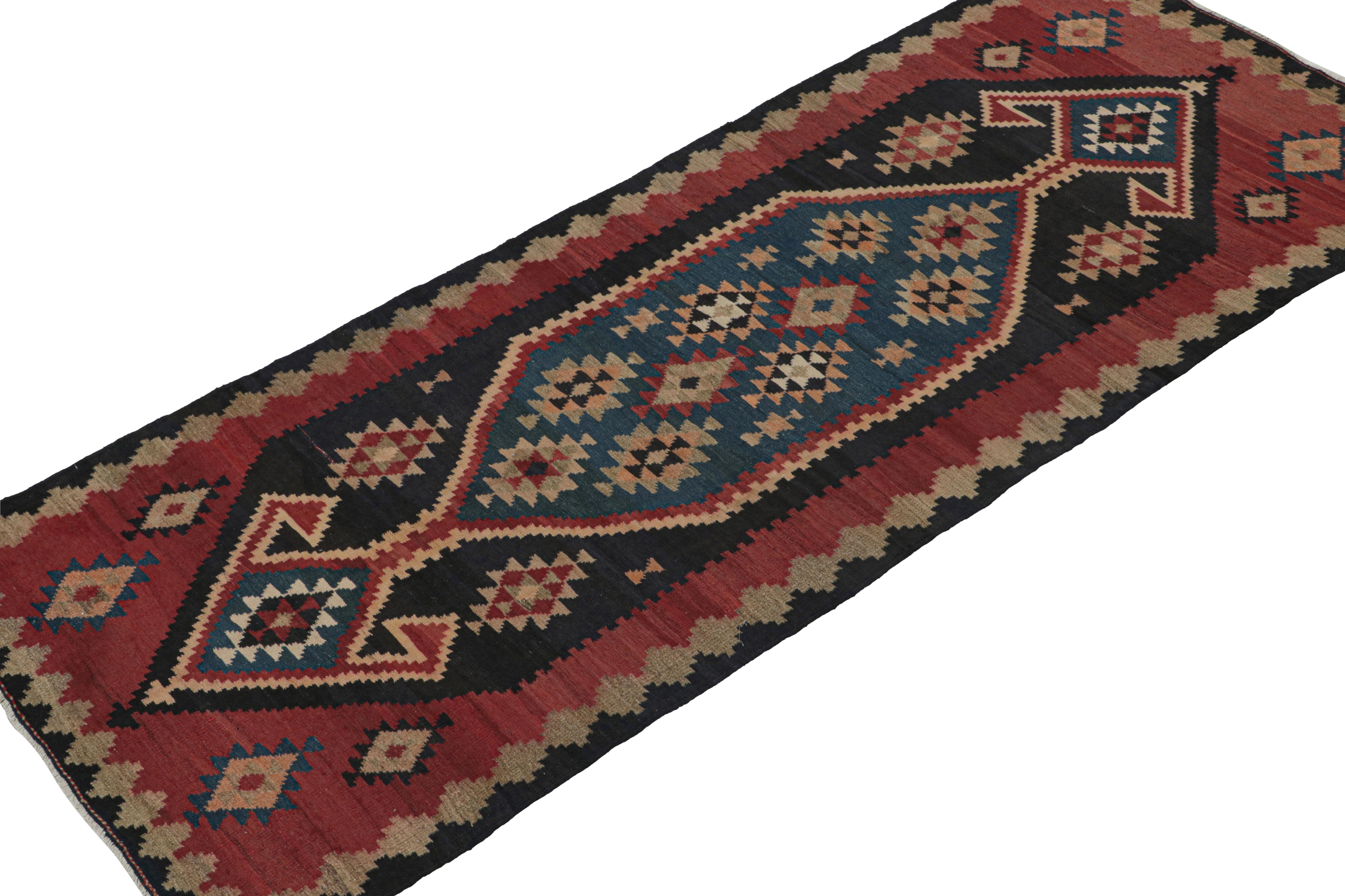 Ghazvin Persischer Kelim in Blau und Rot mit mehrfarbigen Mustern, Ghazvin (Stammeskunst) im Angebot
