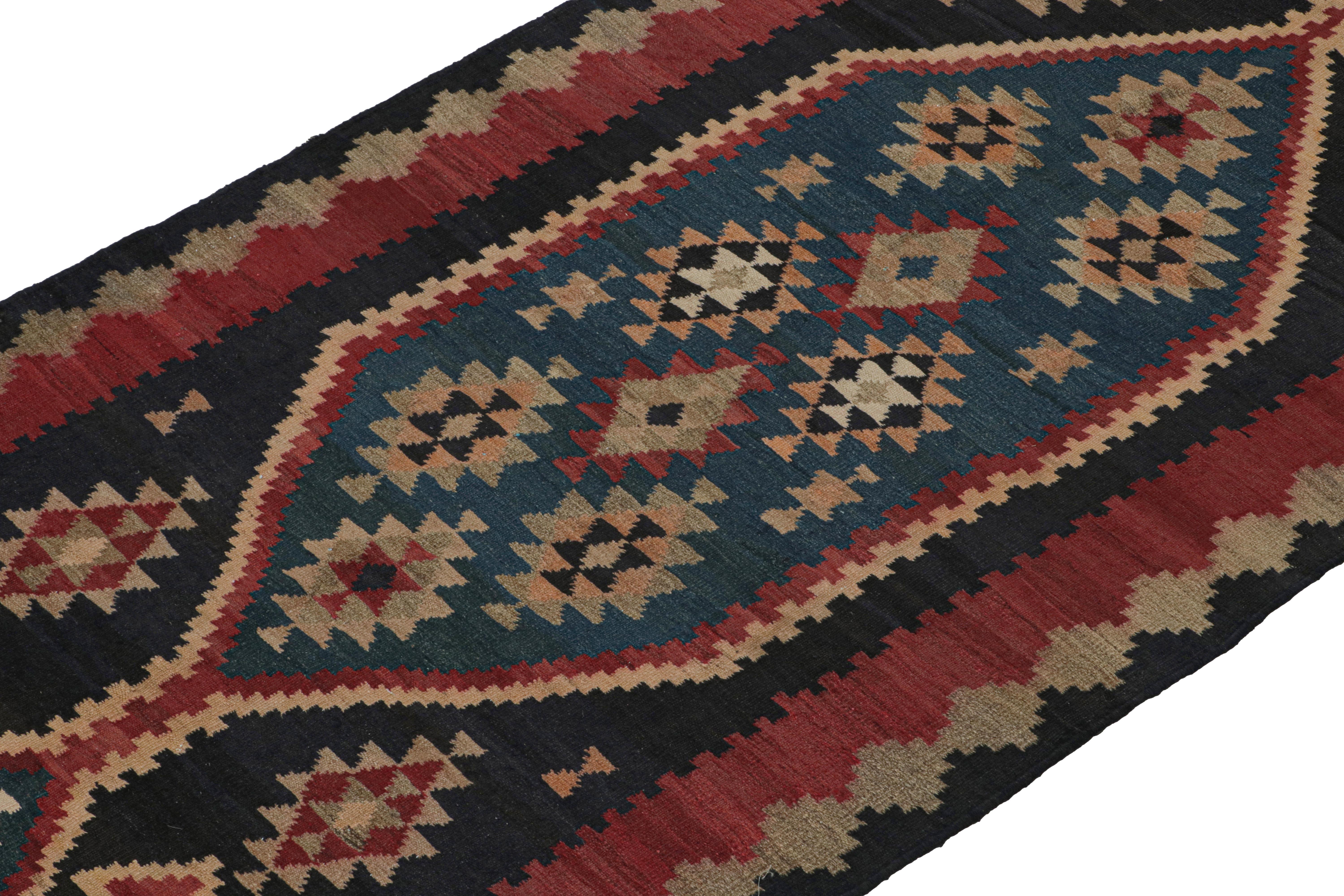 Perse Tapis Kilim persan Ghazvin vintage à motifs multicolores bleus et rouges par Kilim en vente