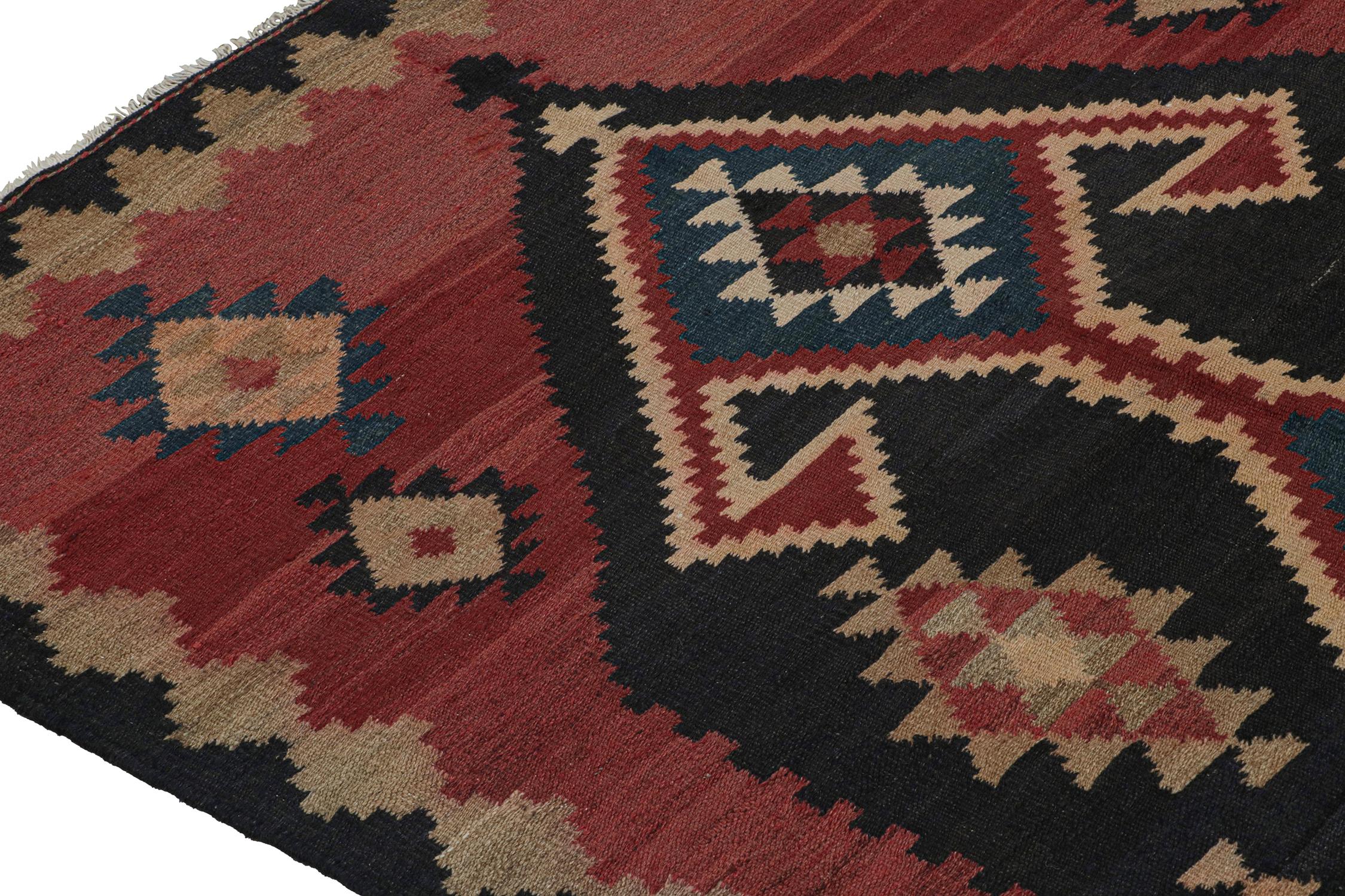 Noué à la main Tapis Kilim persan Ghazvin vintage à motifs multicolores bleus et rouges par Kilim en vente