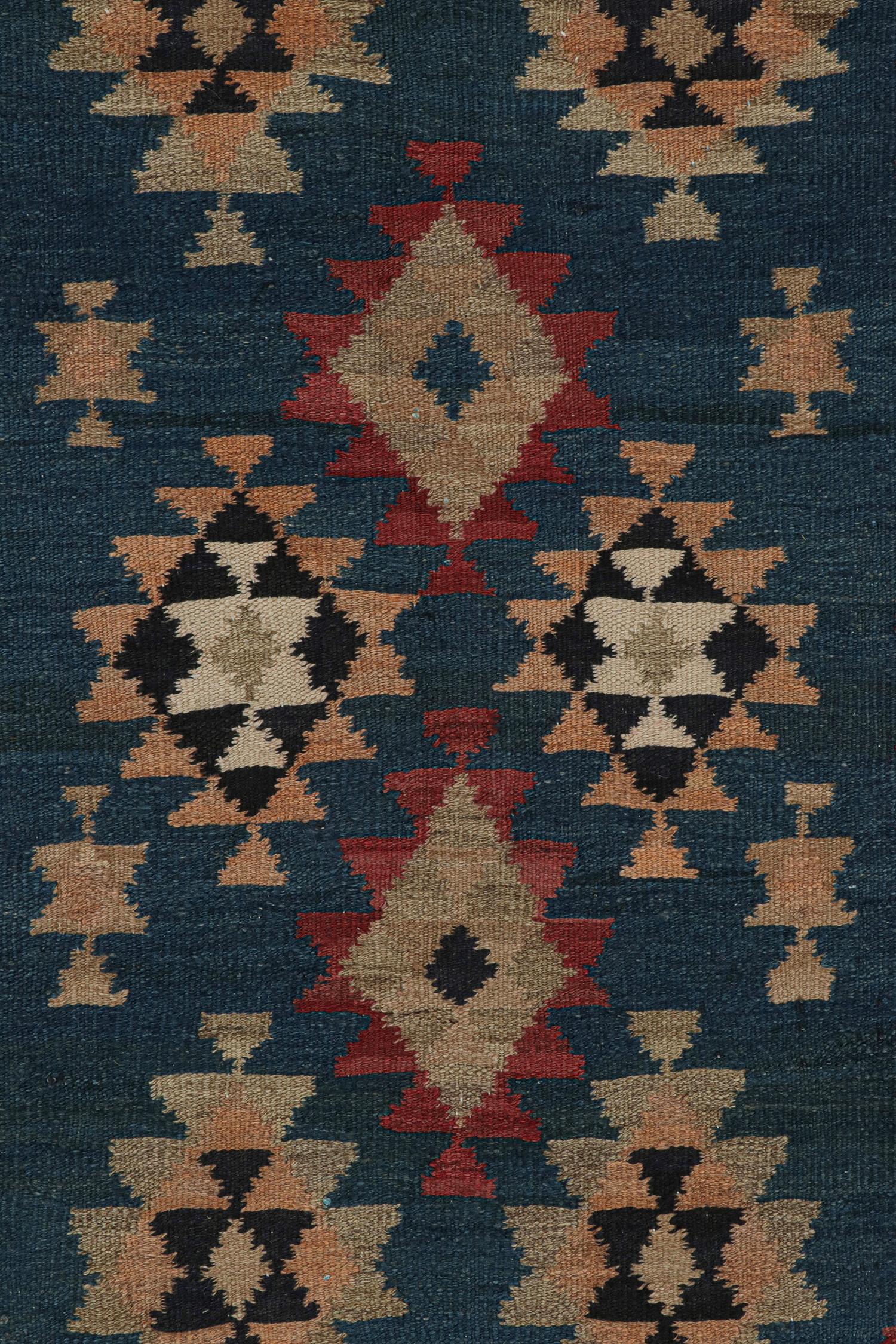 Ghazvin Persischer Kelim in Blau und Rot mit mehrfarbigen Mustern, Ghazvin (Mitte des 20. Jahrhunderts) im Angebot