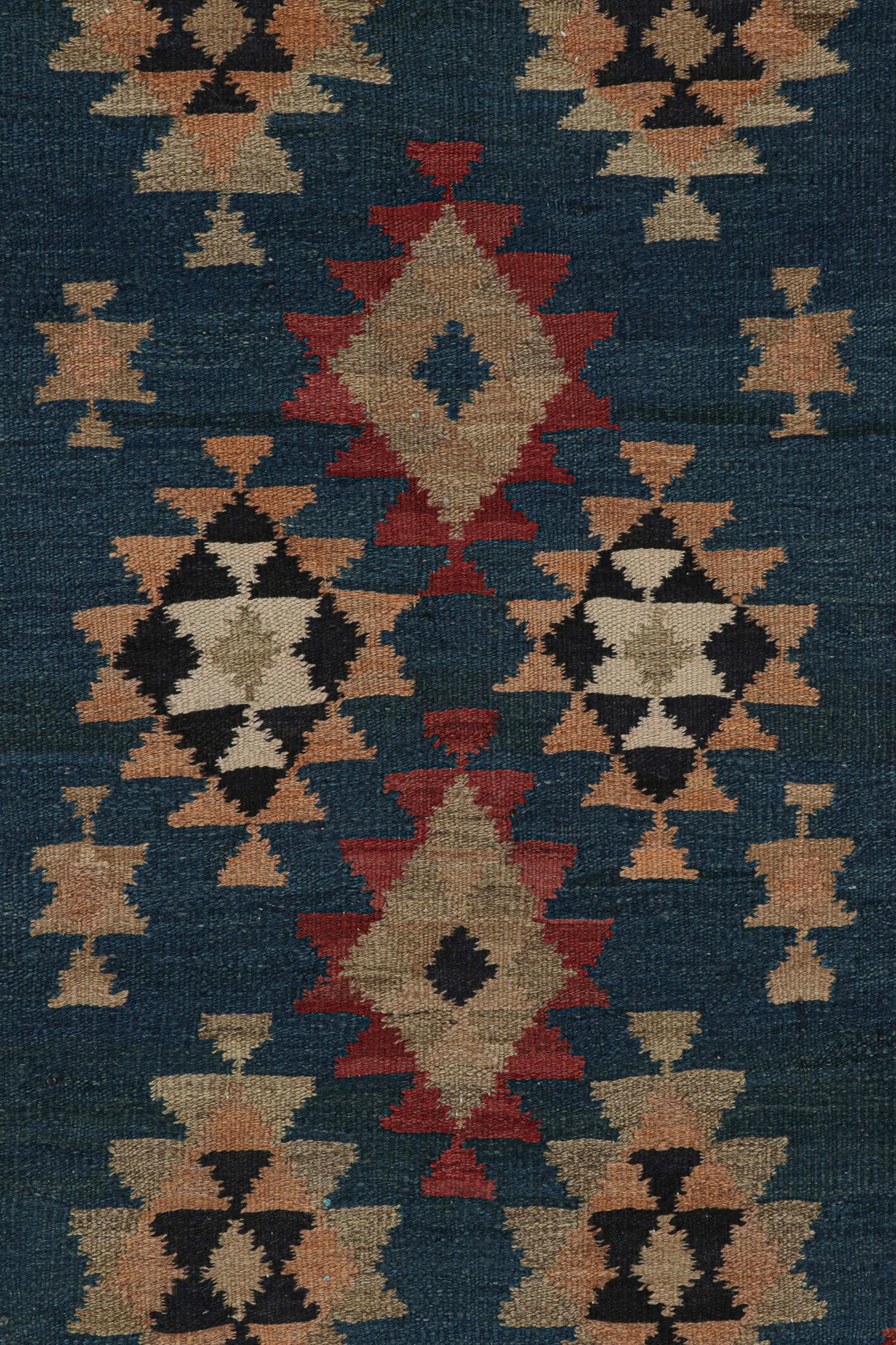 Tapis Kilim persan Ghazvin vintage à motifs multicolores bleus et rouges par Kilim Bon état - En vente à Long Island City, NY