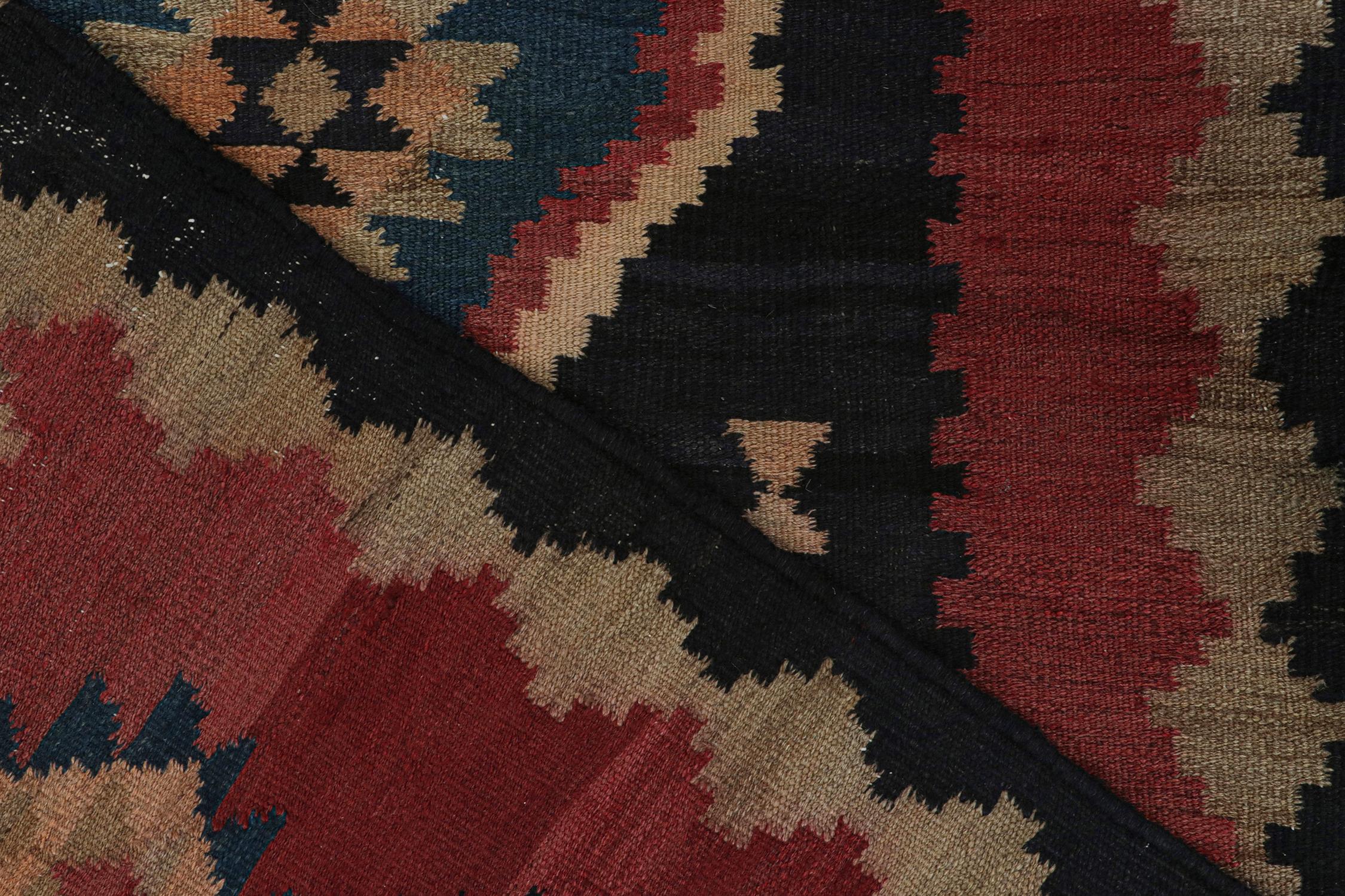 Milieu du XXe siècle Tapis Kilim persan Ghazvin vintage à motifs multicolores bleus et rouges par Kilim en vente