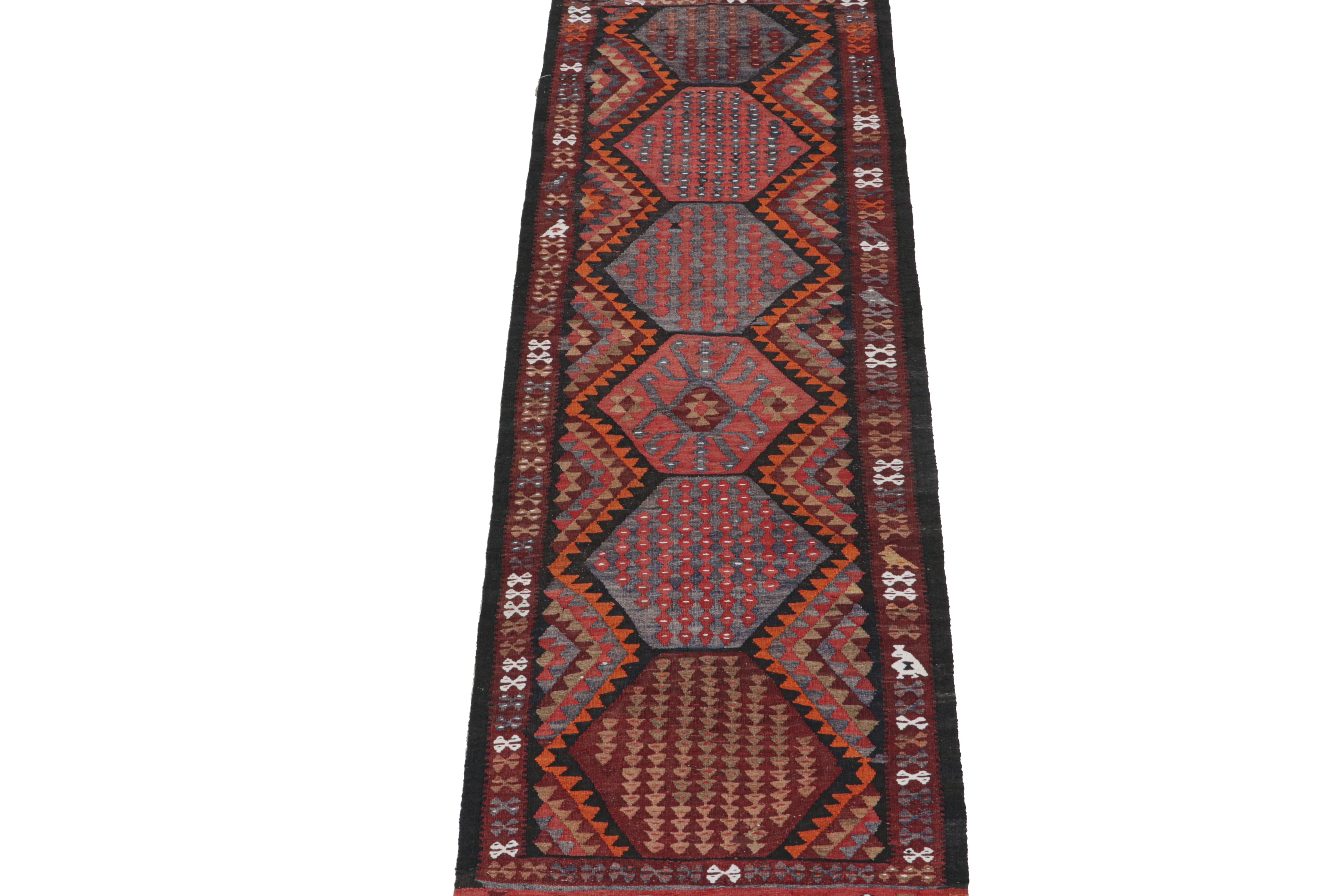Dieser alte persische 2x9-Kilim ist vermutlich ein Ghazvin-Stammesteppich aus der gleichnamigen Stadt und Provinz im Iran (heute Qazvin geschrieben). Er ist aus Wolle handgewebt und stammt aus der Zeit um 1950-1960. 

Das Design besteht aus