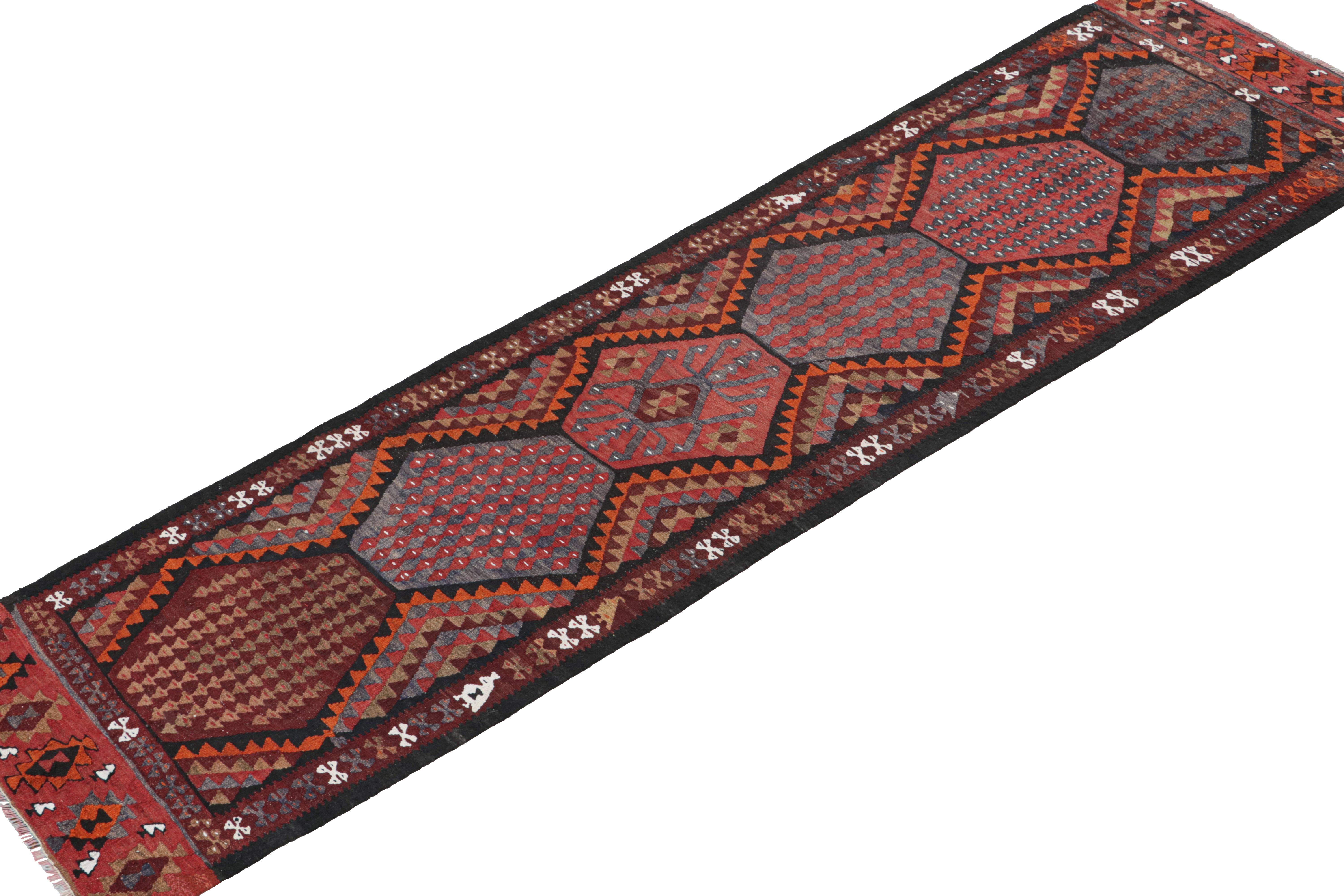 Ghazvin Persischer Kelim-Läufer mit geometrischen Mustern von Rug & Kilim (Stammeskunst) im Angebot