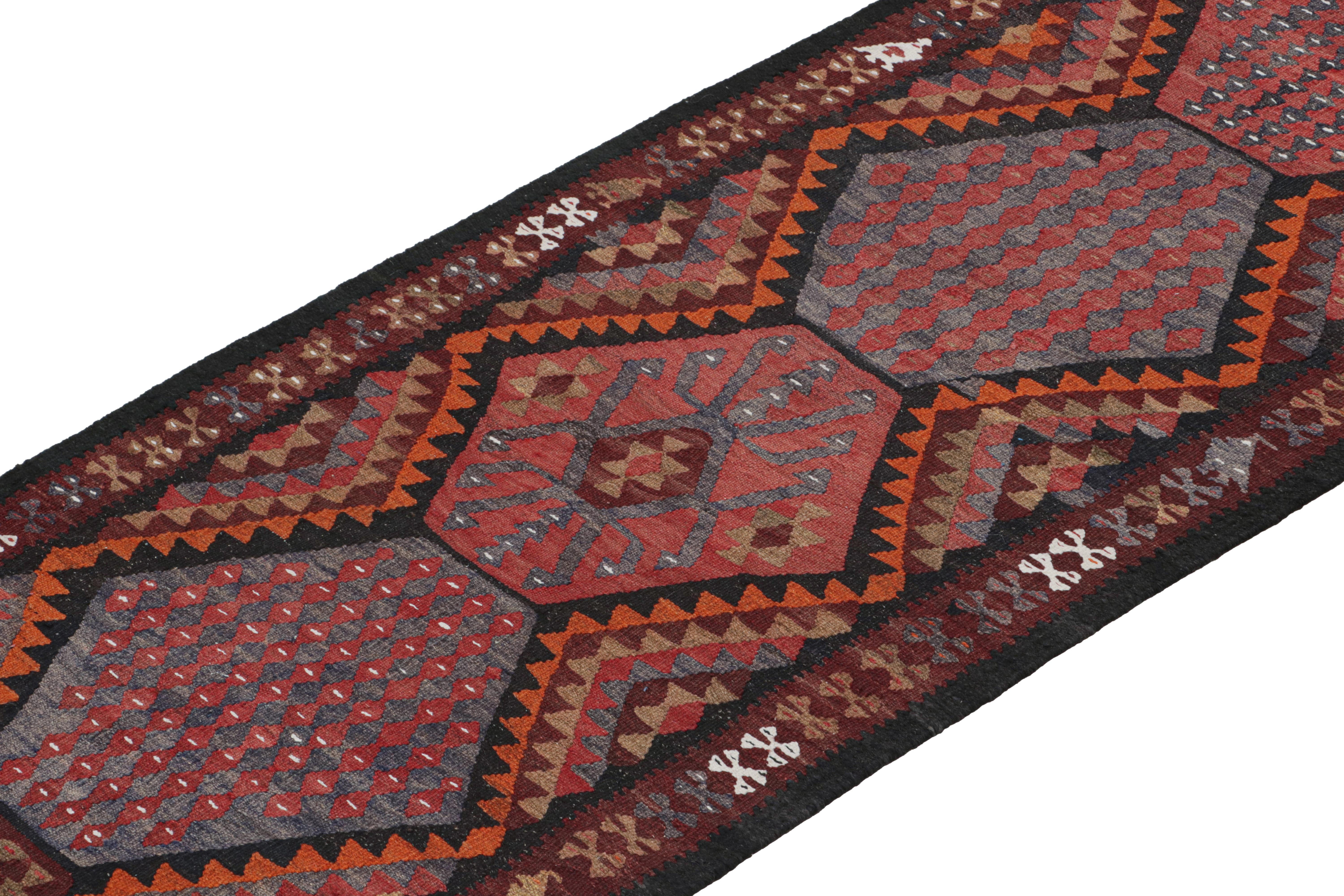 Ghazvin Persischer Kelim-Läufer mit geometrischen Mustern von Rug & Kilim (Handgeknüpft) im Angebot