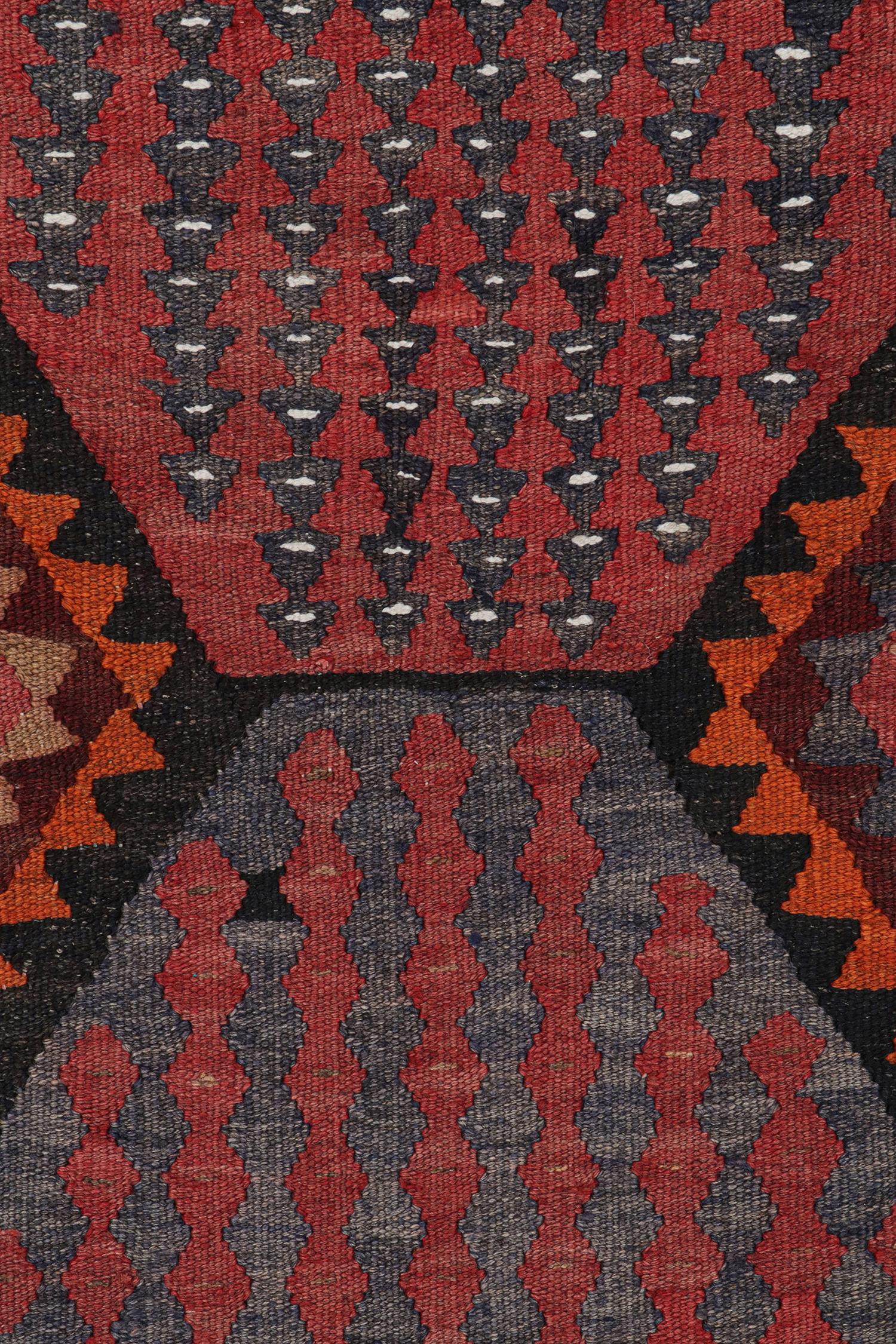 Ghazvin Persischer Kelim-Läufer mit geometrischen Mustern von Rug & Kilim (Mitte des 20. Jahrhunderts) im Angebot