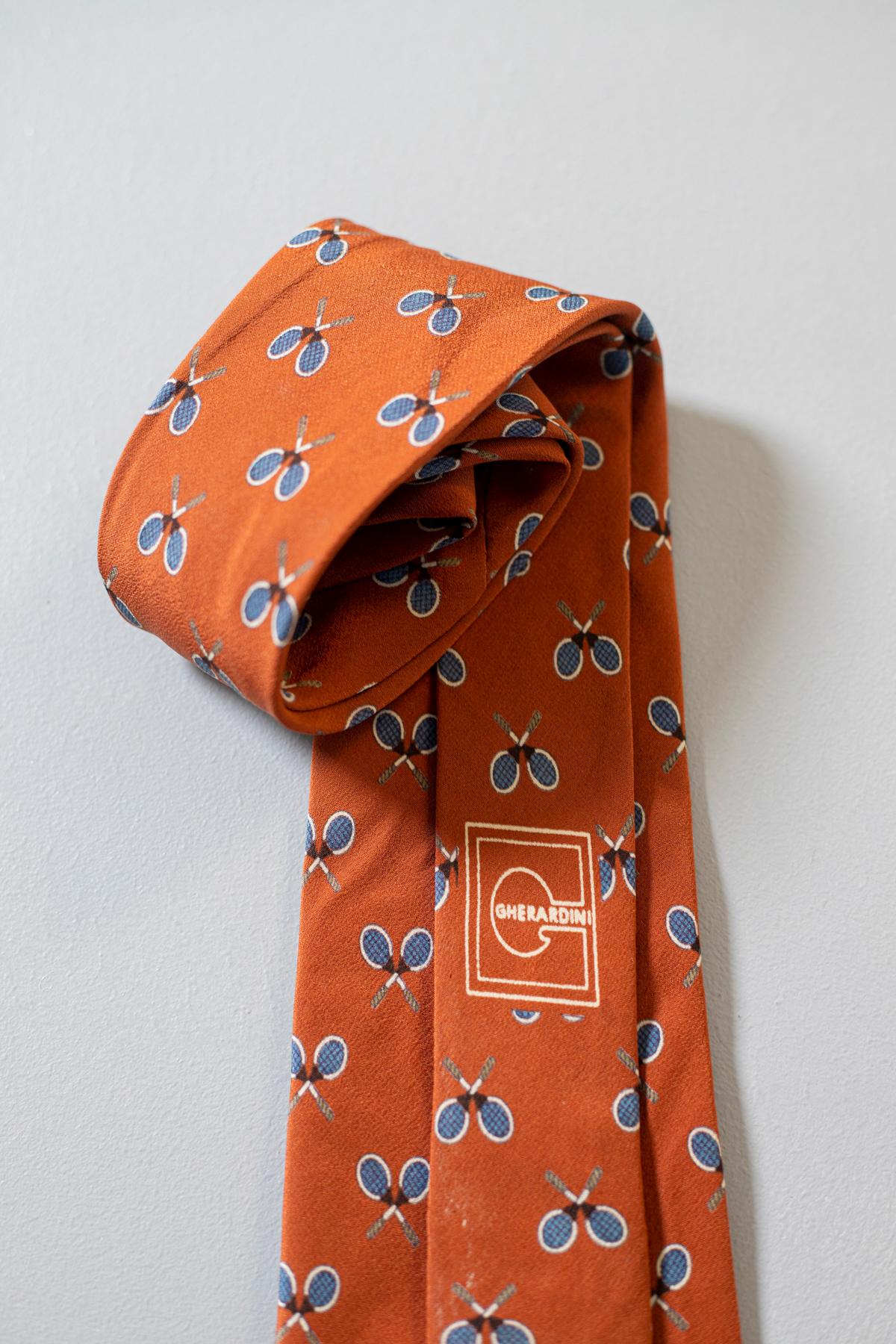 Vintage Gherardini 100% silk tie with small rackets In Good Condition For Sale In Milano, IT