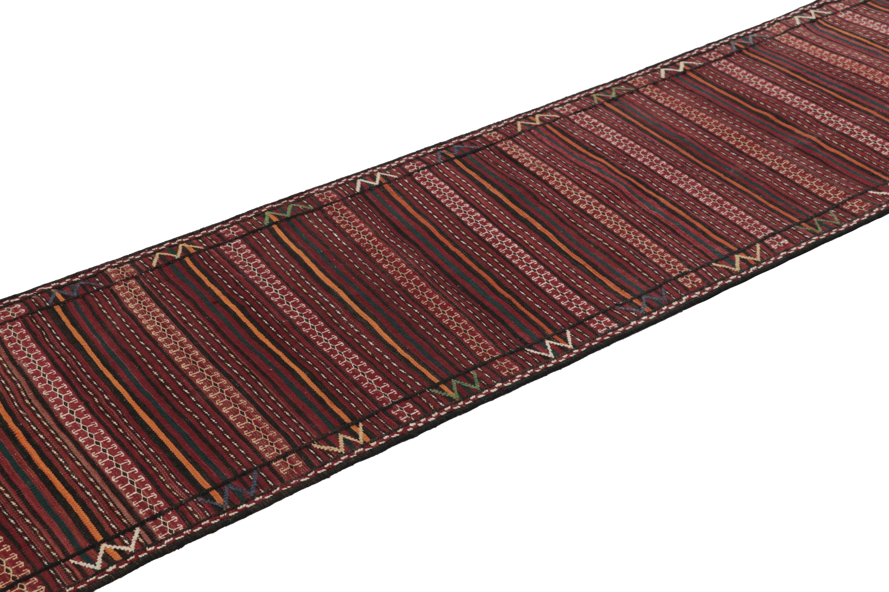 Dieser in Persien 1950-1960 aus handgewebter Wolle gefertigte Ghochan-Kilim-Läufer im Format 2x12 ist ein besonders leuchtendes und begehrtes Stück einer aufregenden neuen Kuration aus der Sammlung klassischer Kelims und Flachgewebe von Rug & Kilim.