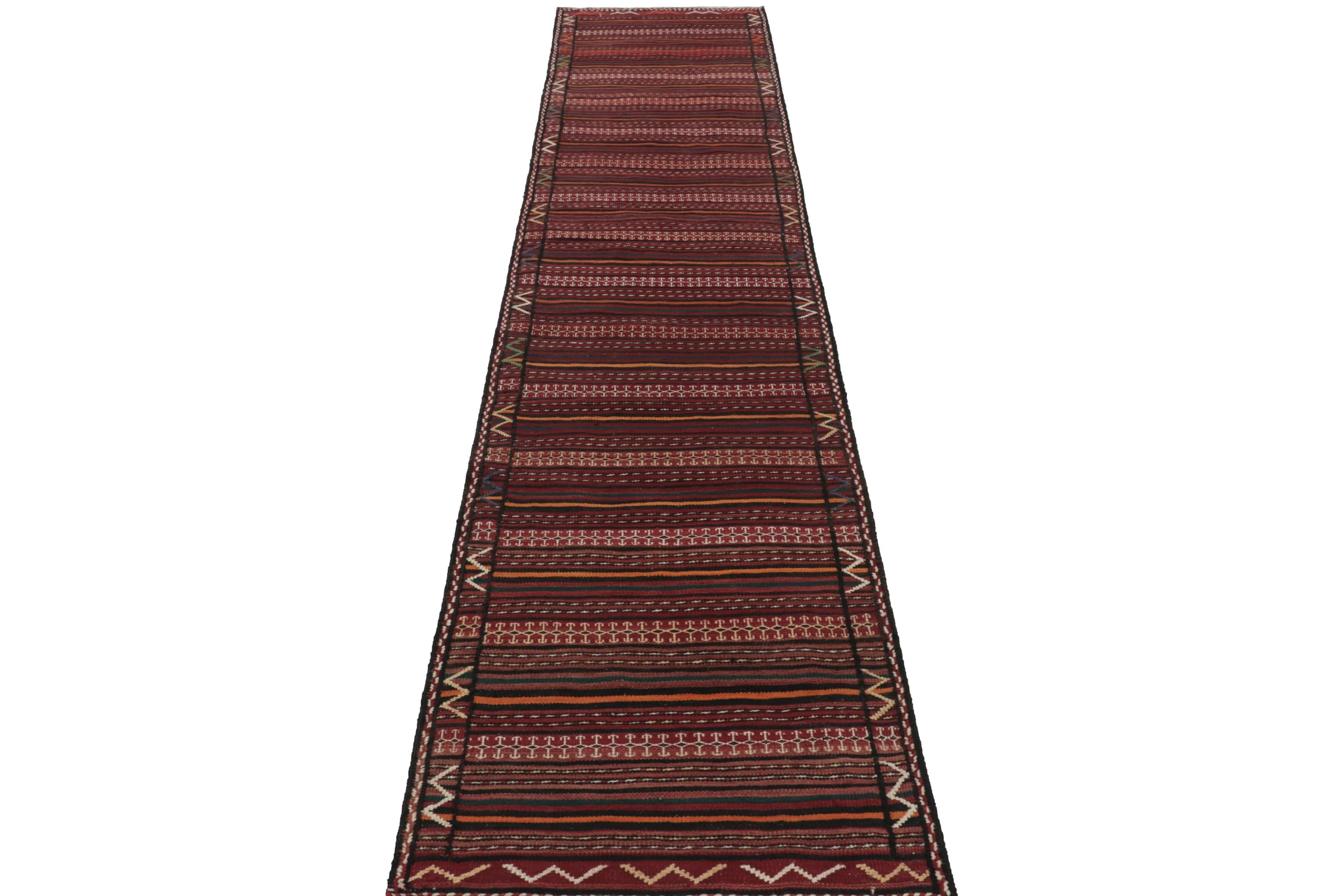 Vintage Ghochan Persischer Kilim Läufer Teppich, Rote und Rosa Streifen - Rug & Kilim im Zustand „Gut“ im Angebot in Long Island City, NY