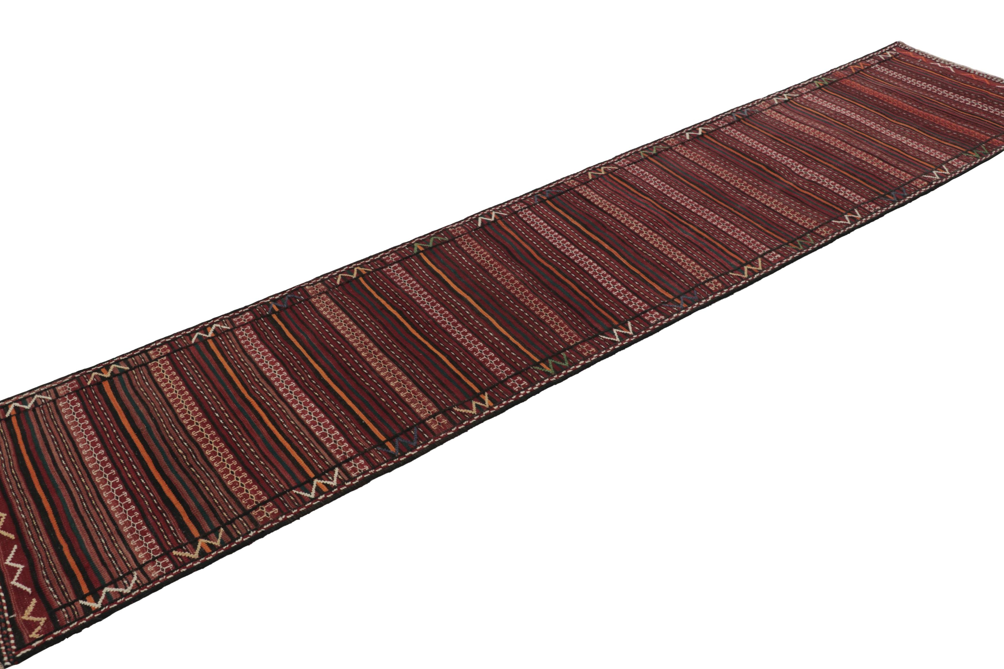 Vintage Ghochan Persischer Kilim Läufer Teppich, Rote und Rosa Streifen - Rug & Kilim (Mitte des 20. Jahrhunderts) im Angebot