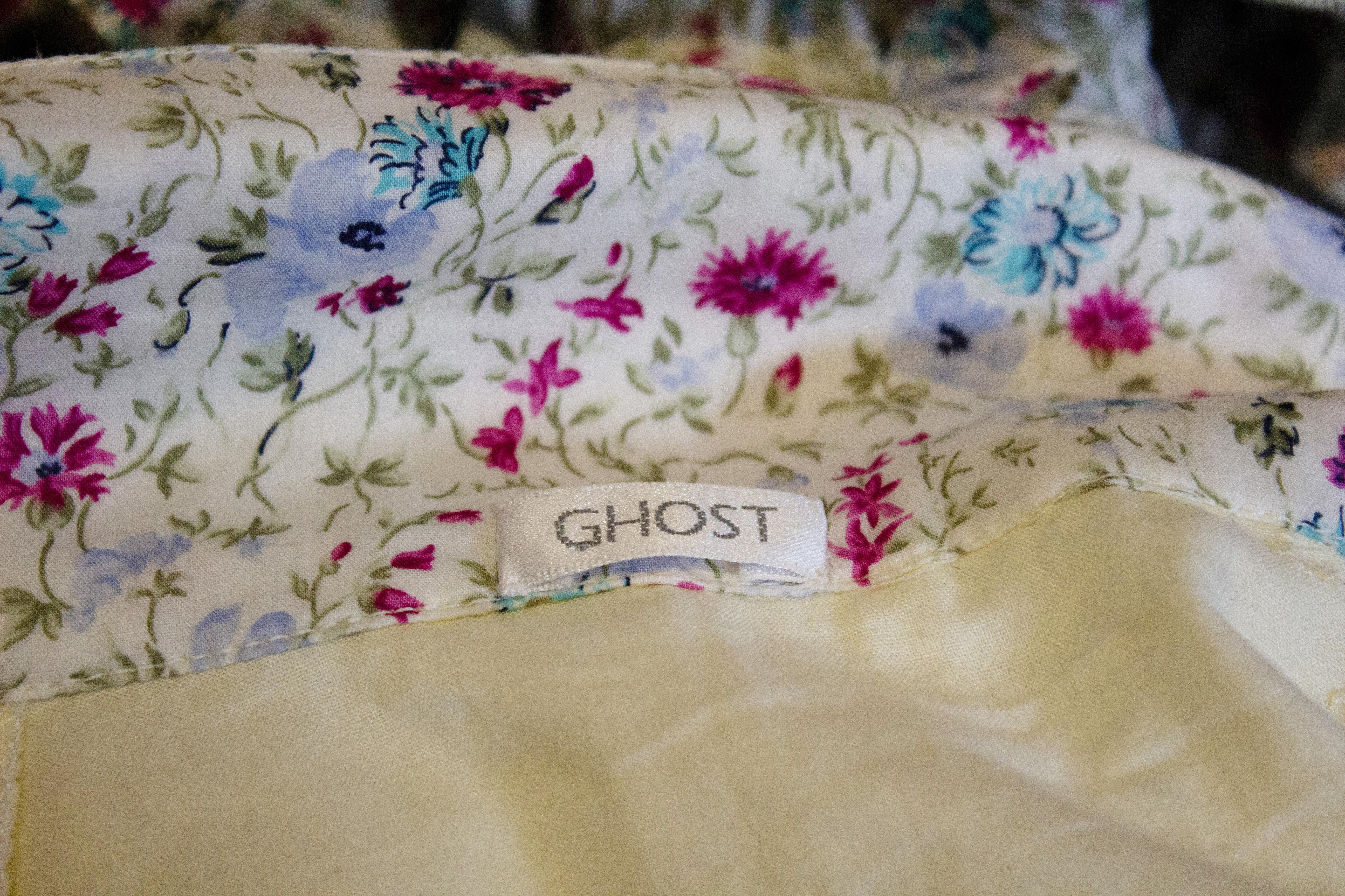 Jolie jupe vintage de Ghost, composée d'un mélange de rayures, de fleurs et de crème avec des broderies. Mesures Taille 24'', longueur 44''.