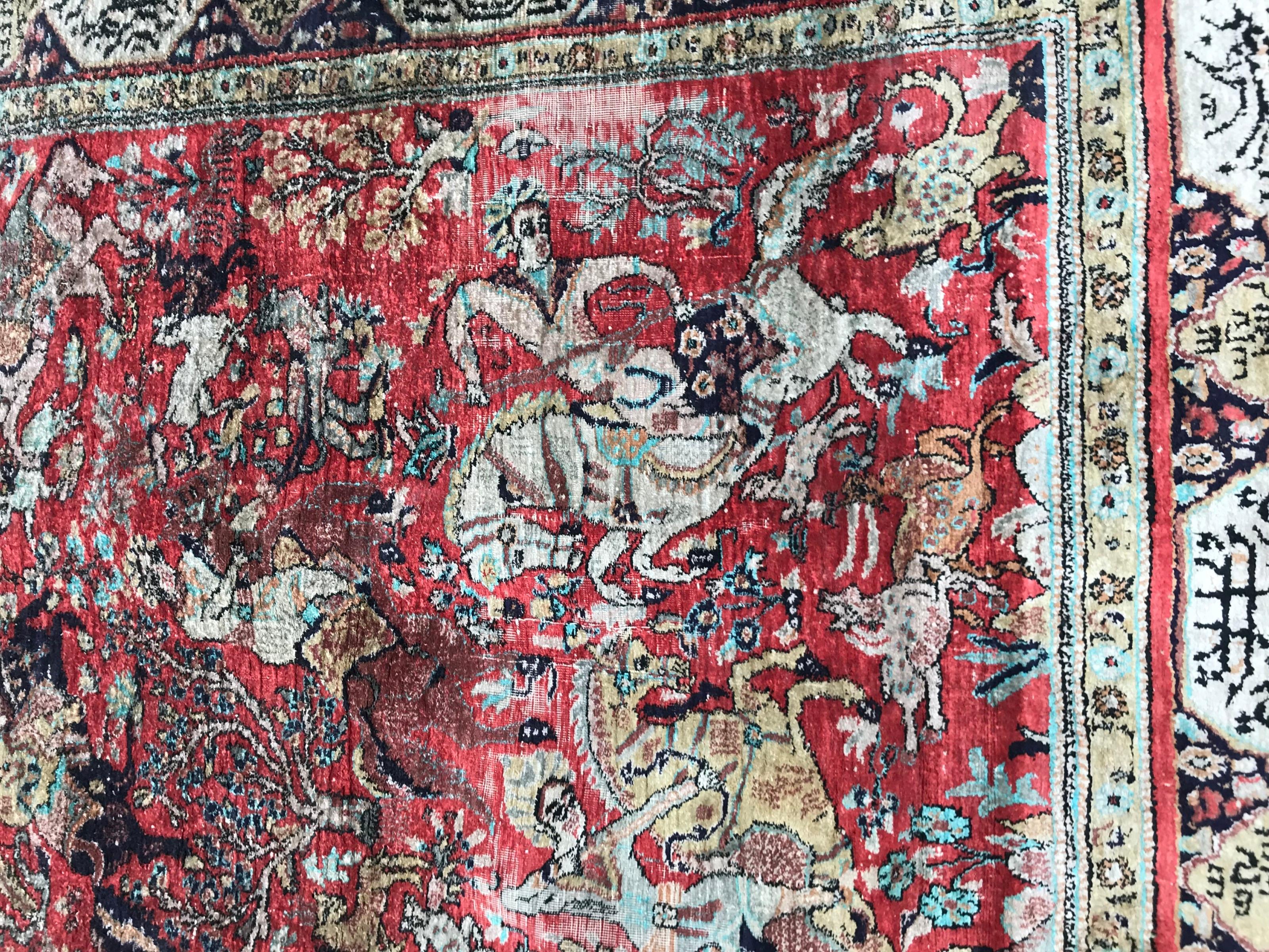 Bellissimo tappeto in seta con un bel disegno floreale e splendidi colori, interamente annodato a mano con velluto di seta su basi di cotone.

✨✨✨

