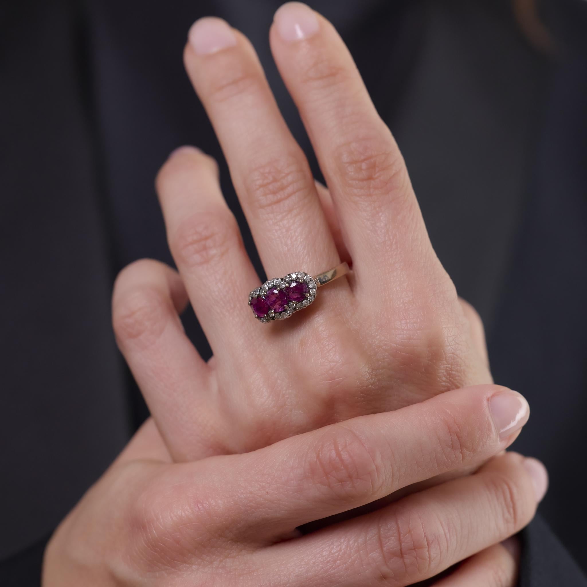 Taille ovale Bague vintage à 3 pierres en or jaune 14 carats avec saphir rose de Birmanie non chauffé de 1,05 carat, certifié GIA en vente