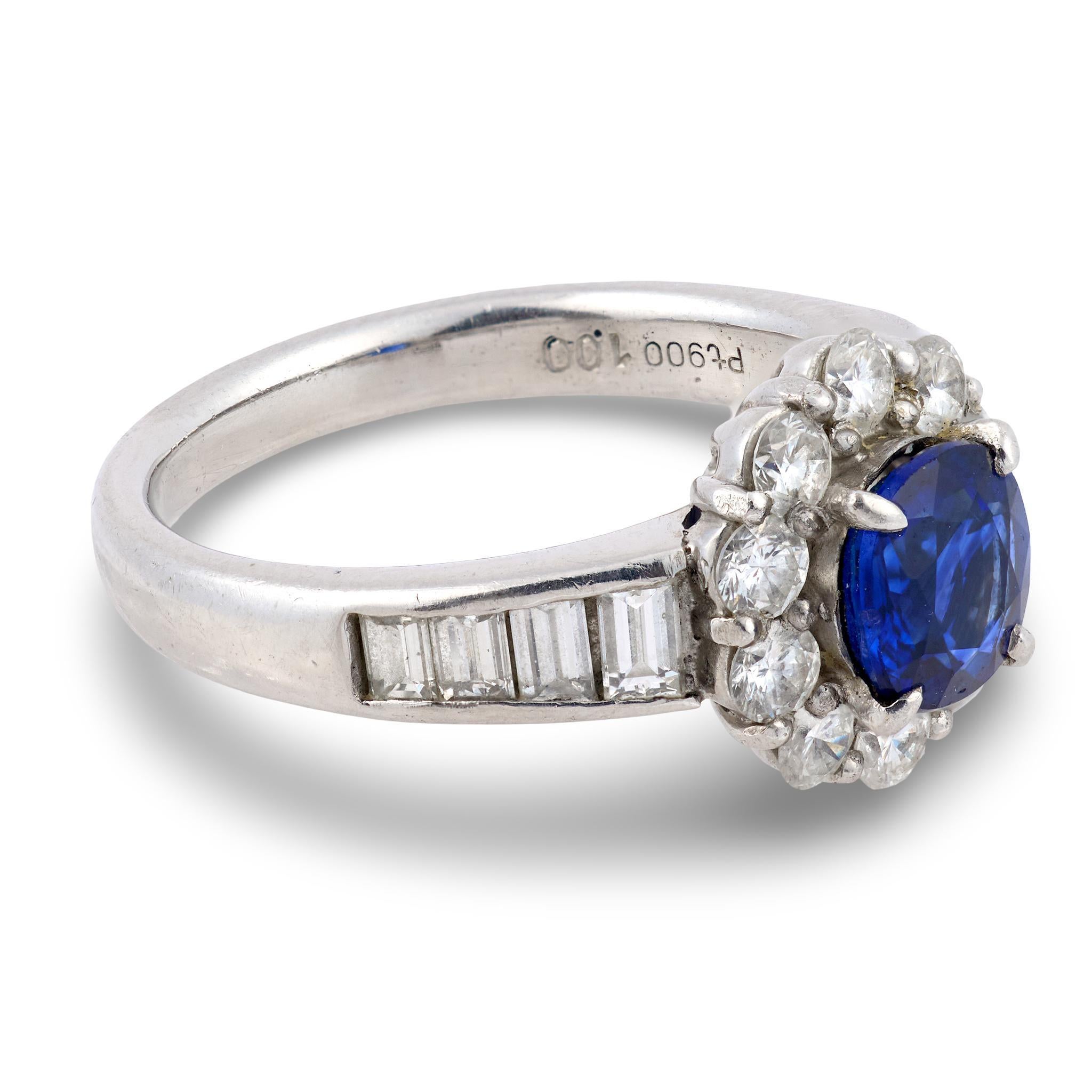 Vintage GIA 1,06 Karat Saphir-Diamant-Platin-Cluster-Ring (Ovalschliff) im Angebot