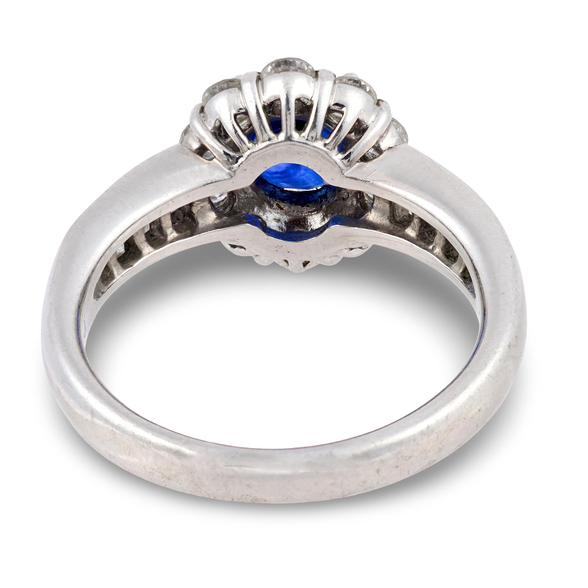 Vintage GIA 1,06 Karat Saphir-Diamant-Platin-Cluster-Ring im Zustand „Gut“ im Angebot in Beverly Hills, CA