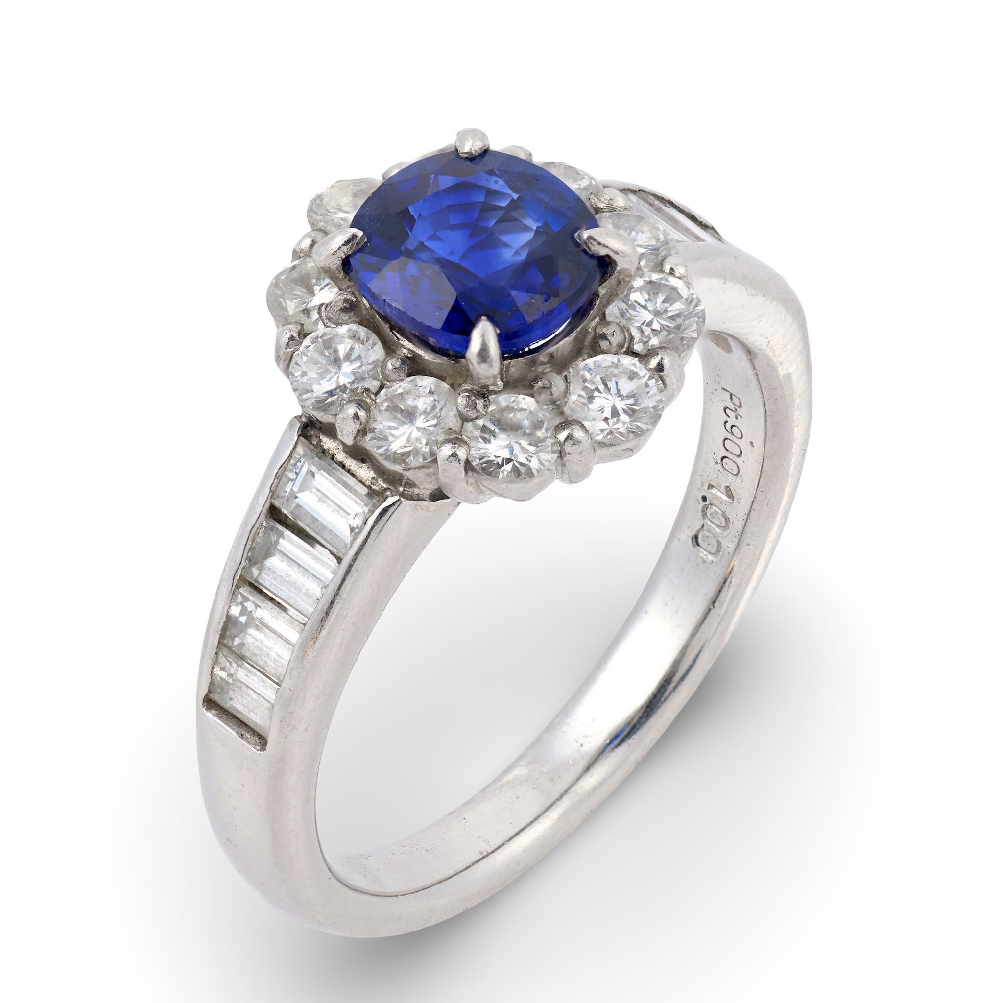 Vintage GIA 1,06 Karat Saphir-Diamant-Platin-Cluster-Ring im Angebot 2