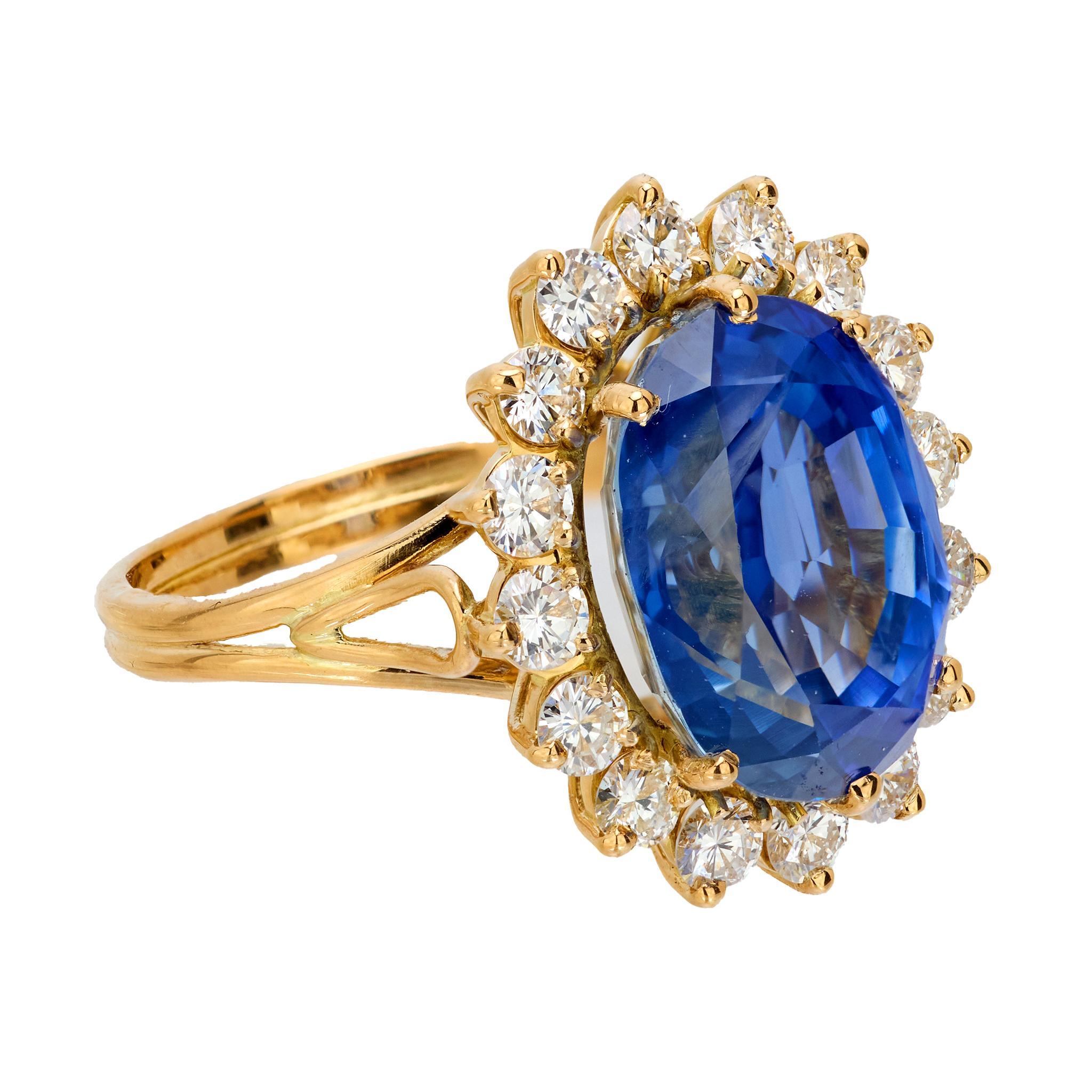 Cette bague vintage en or jaune 18 carats présente un saphir sri lankais chauffé de 10,62 carats de taille ovale certifié par le GIA, entouré de 16 diamants ronds de taille brillant totalisant environ 1 carat, de couleur H-I et de pureté VS.