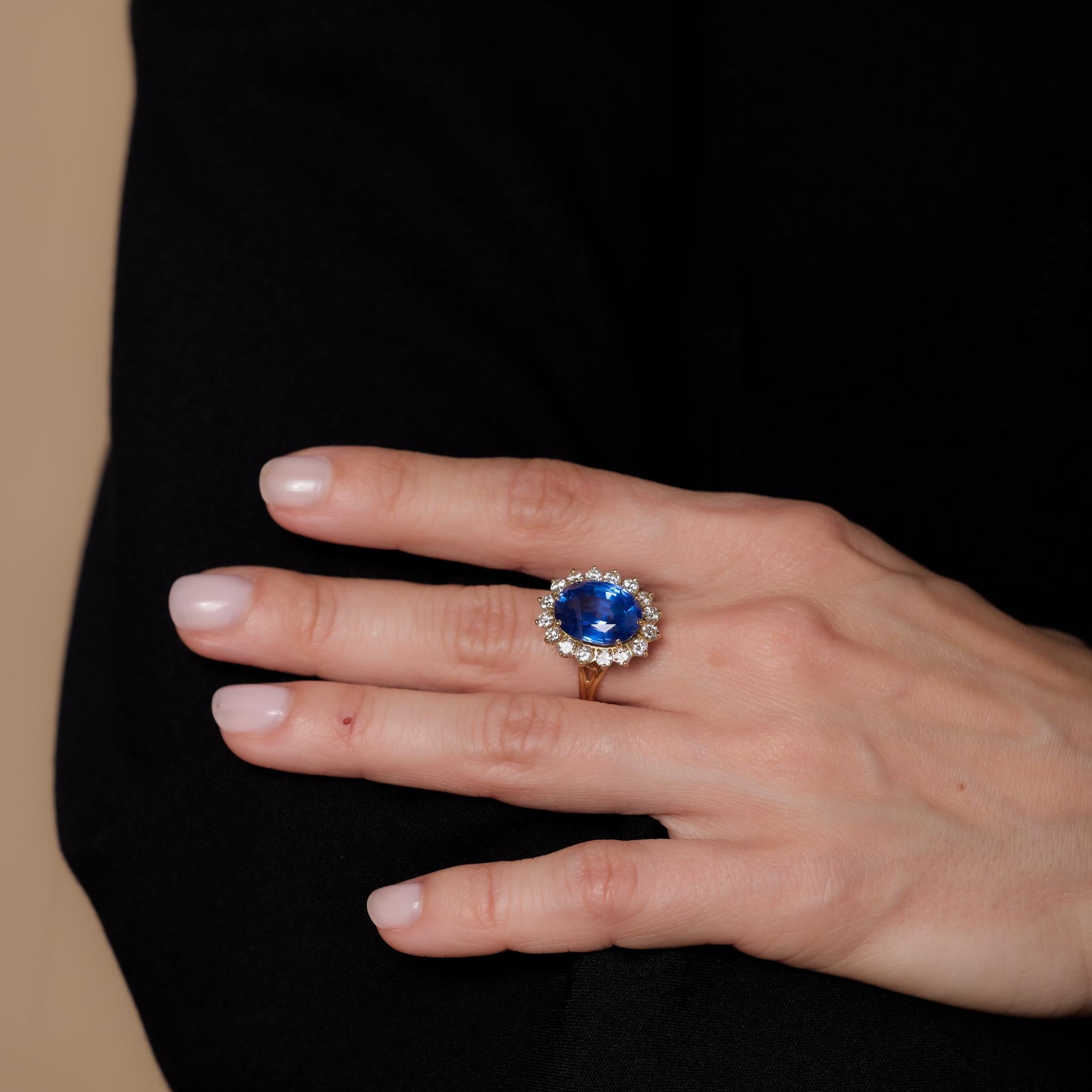 Taille ovale Bague à grappes vintage en or jaune 18 carats avec saphirs de 10,63 carats et diamants, certifiés GIA en vente