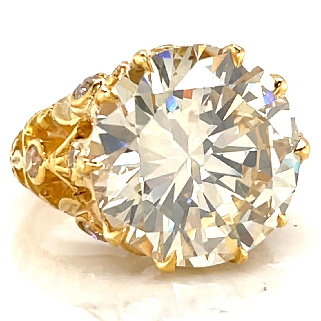 Vintage GIA 10.99 Carat Diamond 18 Karat Gold Solitaire Ring In Excellent Condition In Beverly Hills, CA