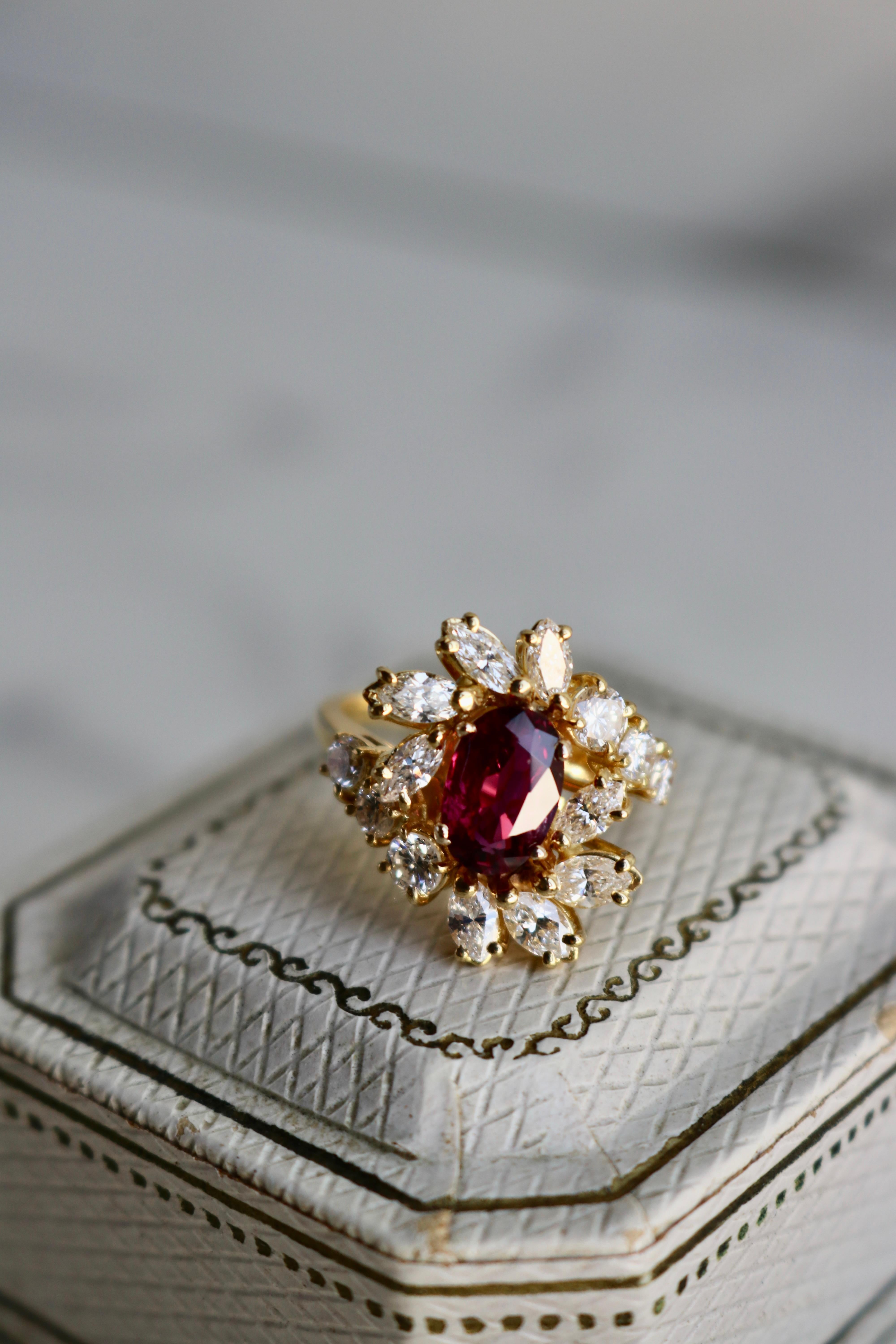 Women's or Men's Vintage GIA 1.40 Carat Thai Ruby Diamond 18k Yellow Gold Cluster Ring For Sale