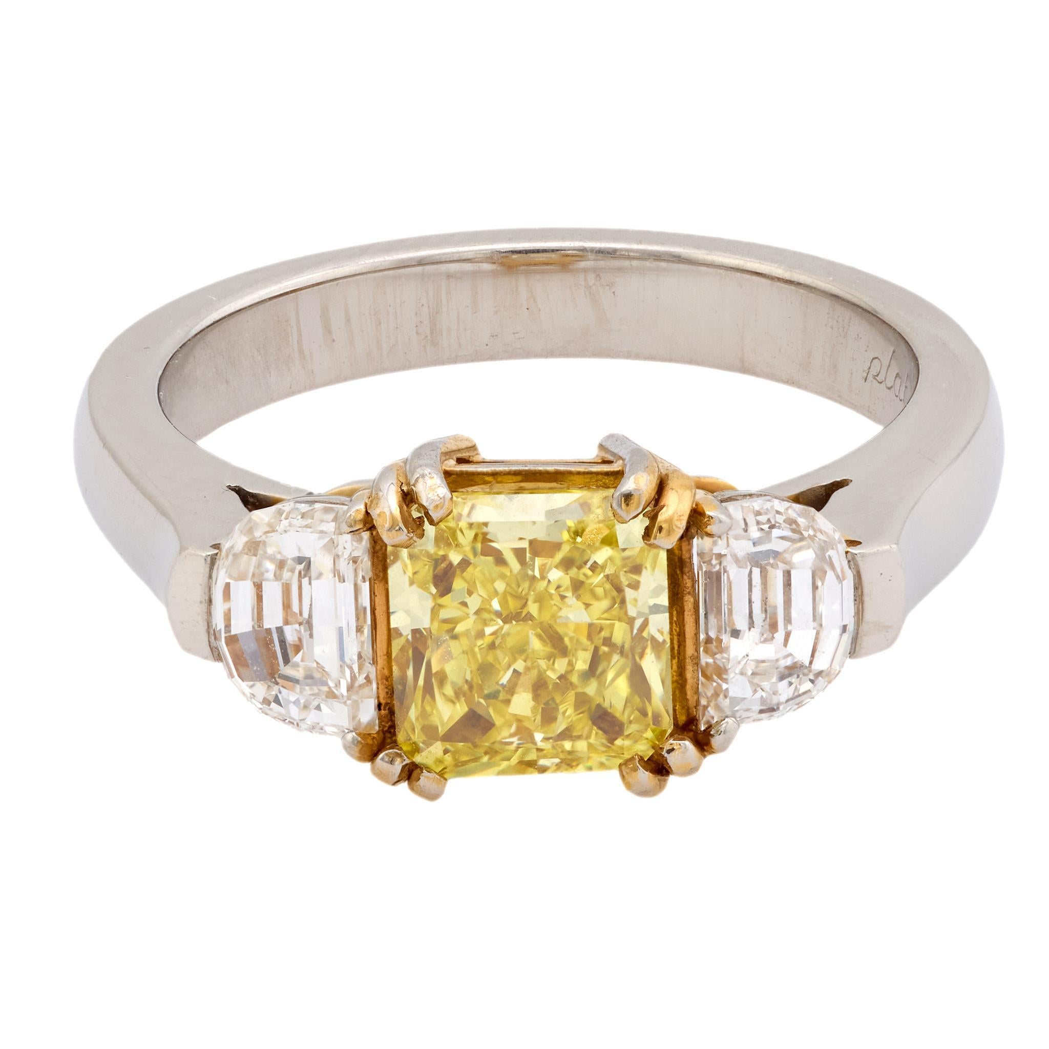 Moderne Vintage GIA 1.54 fancy intense yellow diamond platinum 3 stone ring en vente