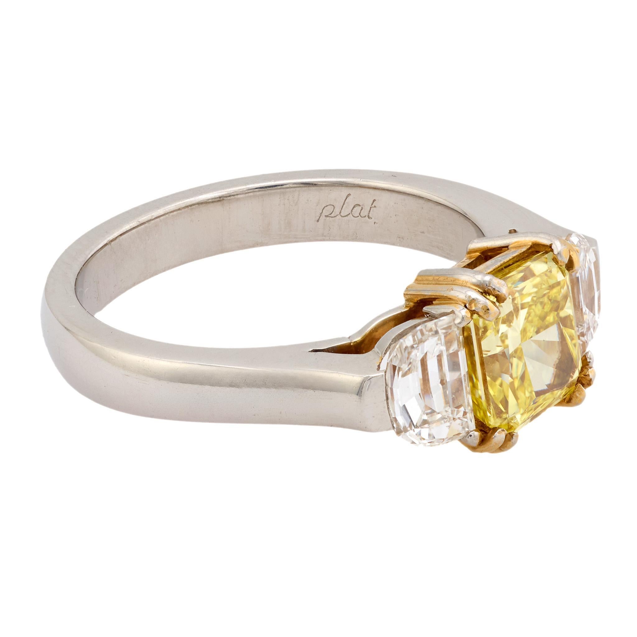 Vintage GIA 1.54 fancy intense yellow diamond platinum 3 stone ring Bon état - En vente à Beverly Hills, CA