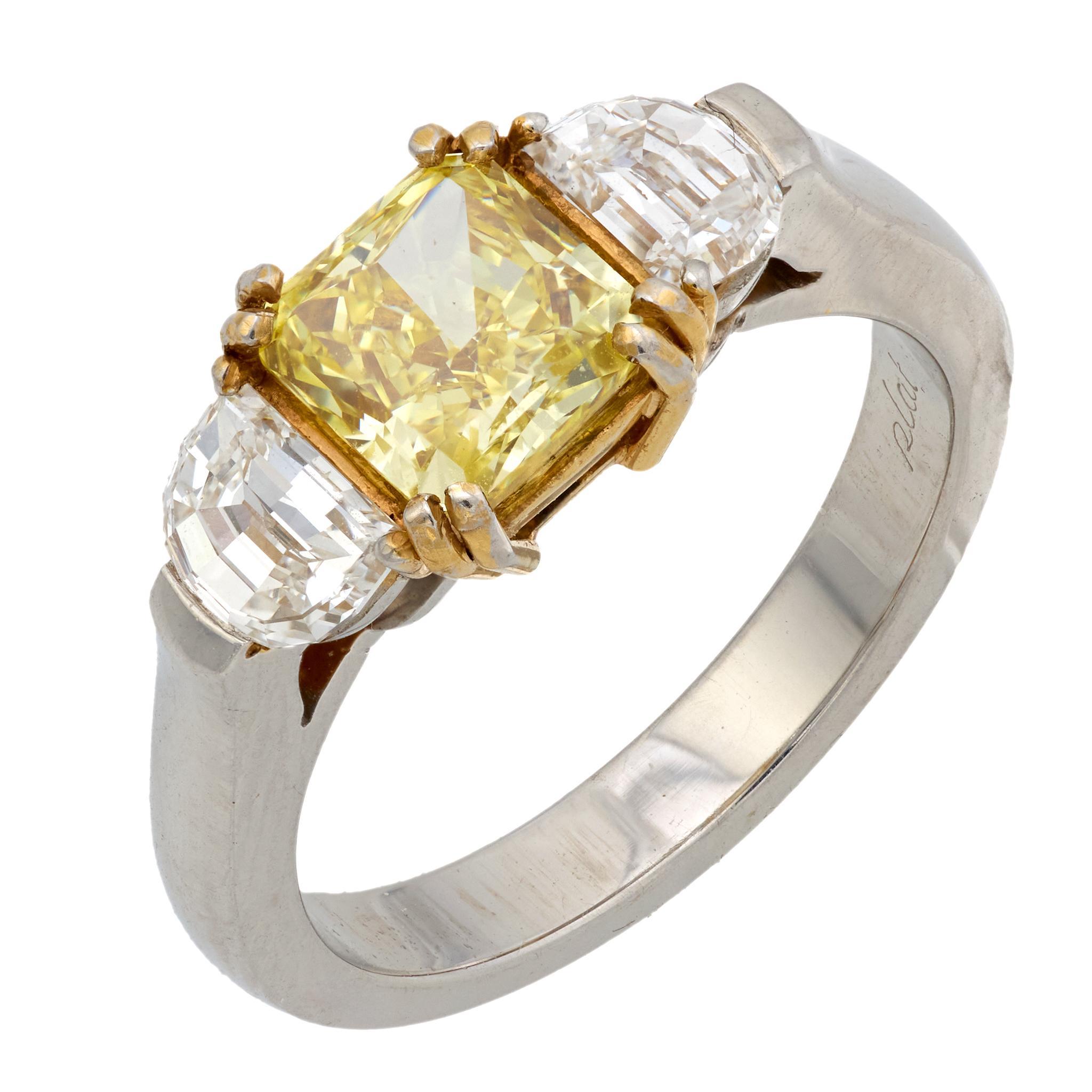 Vintage GIA 1.54 fancy intense yellow diamond platinum 3 stone ring en vente 2