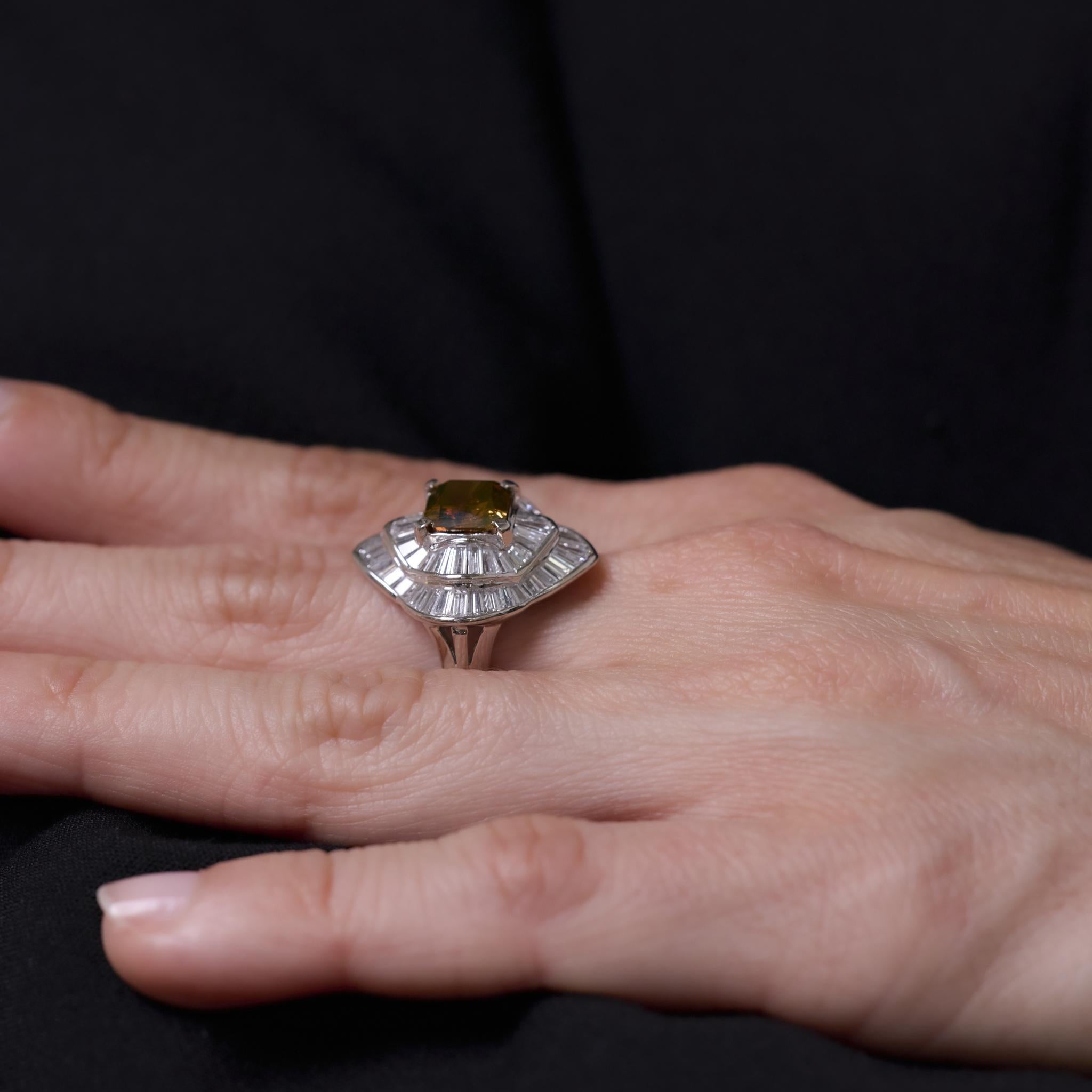 Taglio brillante Anello ballerina con diamante arancio-marrone d'epoca GIA da 1,90 carati in vendita