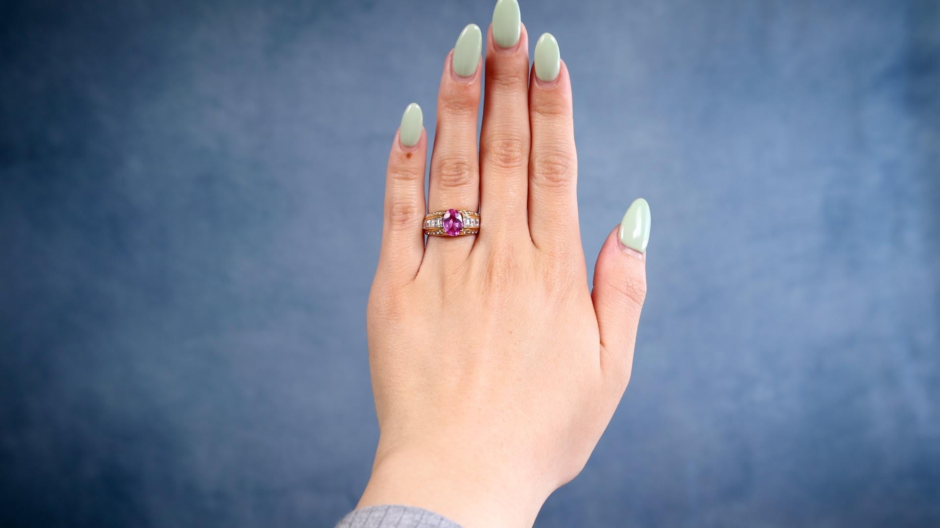 Ein Vintage GIA 1,94 Karat Madagaskar lila rosa Saphir Diamant 18k Gelbgold Ring. Mit einem ovalen purpurrosa Saphir im GIA-Mischschliff von 1,94 Karat, begleitet von der GIA-Nummer 2225748510, die besagt, dass der Saphir aus Madagaskar stammt.