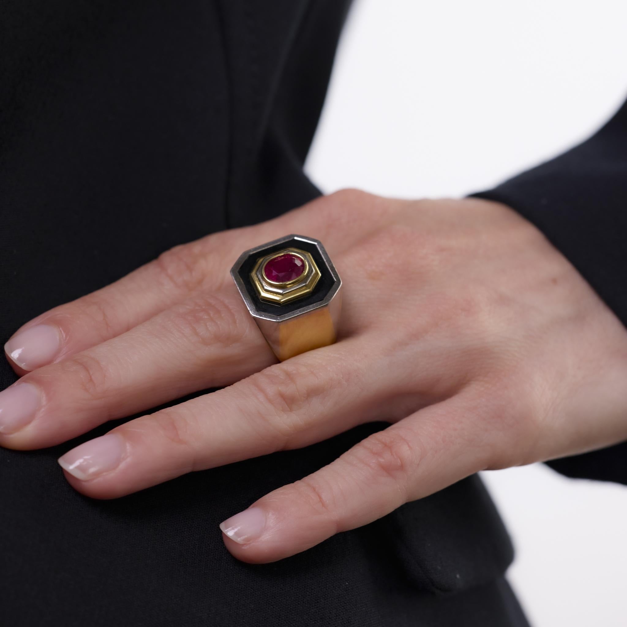 Taille ovale Bague vintage en or jaune et blanc 18 carats, onyx et rubis de 2 carats, certifié GIA, sans chaleur