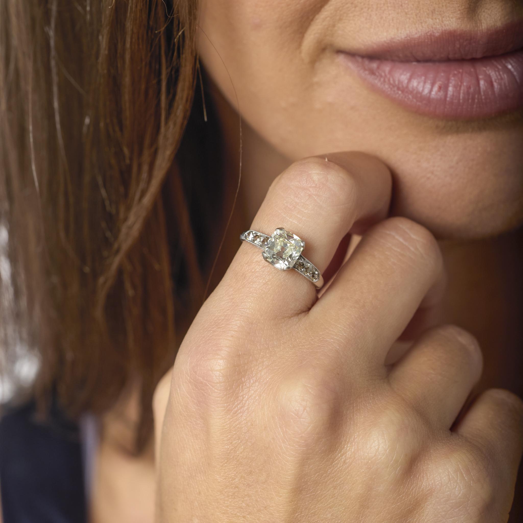 Taglio cuscino Anello di fidanzamento in platino Vintage GIA con diamante taglio cuscino da 2,07 carati in vendita