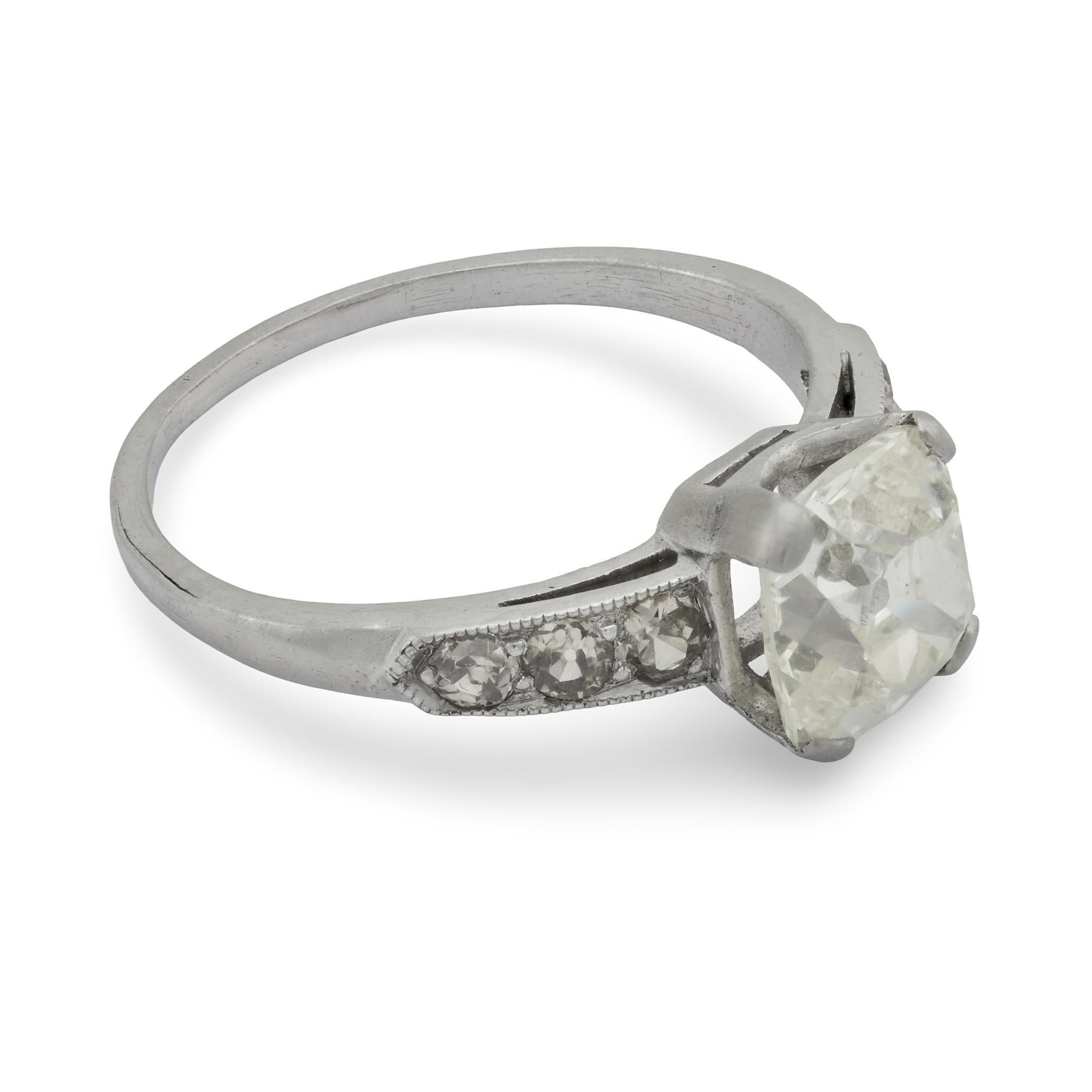 Anello di fidanzamento in platino Vintage GIA con diamante taglio cuscino da 2,07 carati In condizioni buone in vendita a Beverly Hills, CA