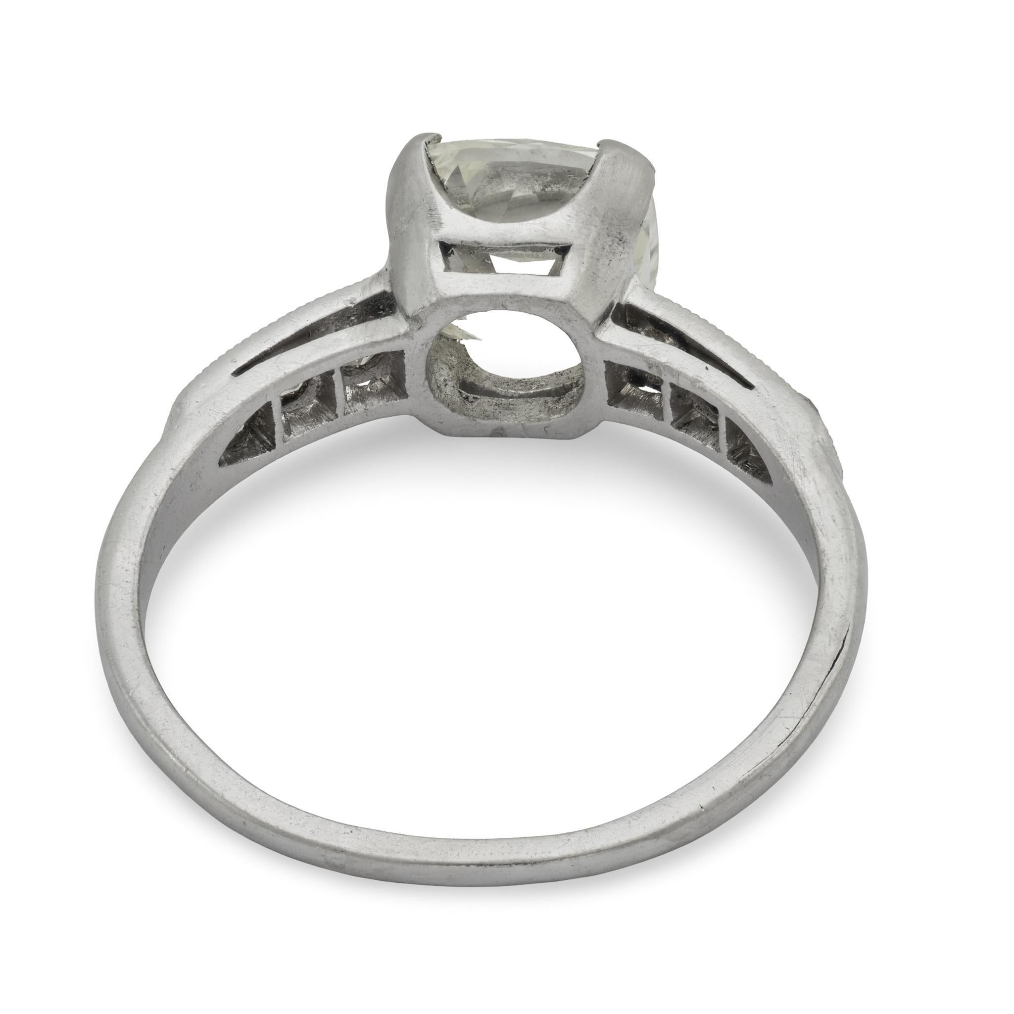 Donna Anello di fidanzamento in platino Vintage GIA con diamante taglio cuscino da 2,07 carati in vendita