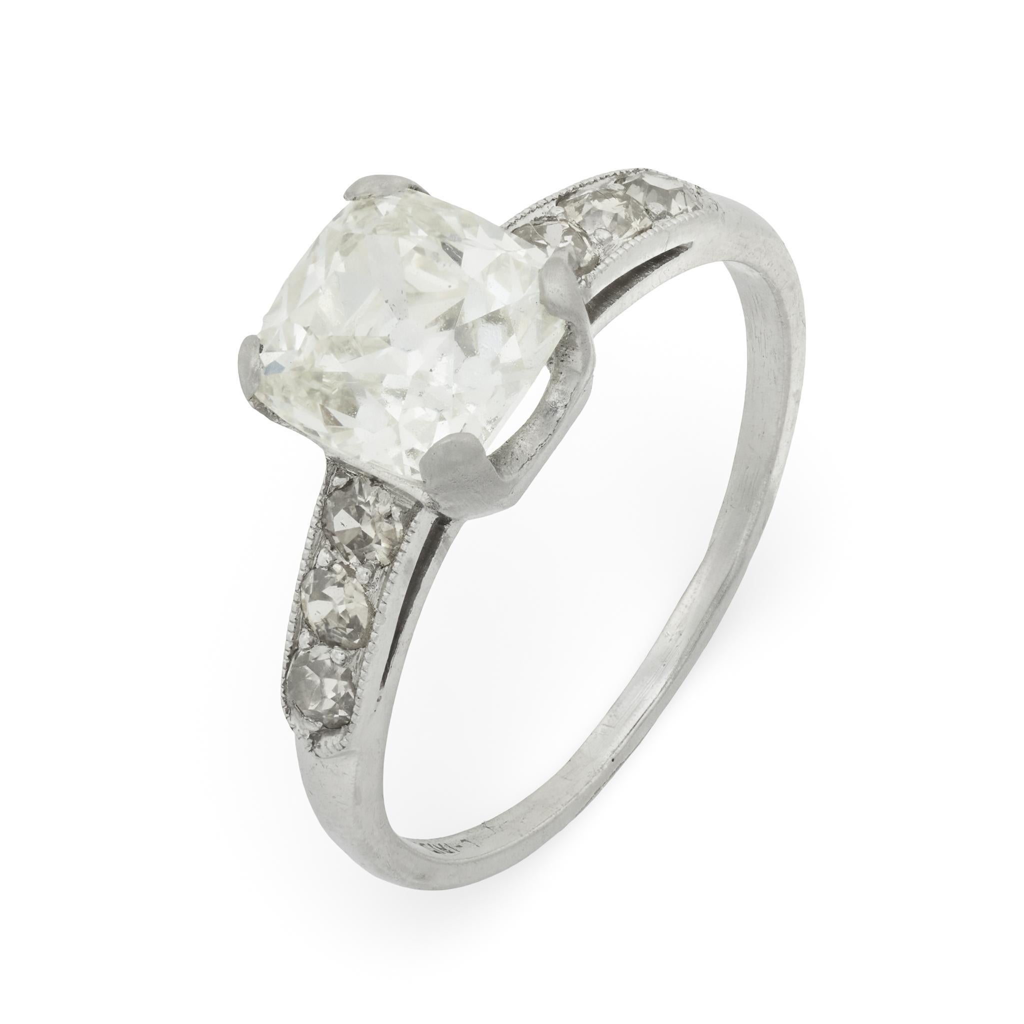 Anello di fidanzamento in platino Vintage GIA con diamante taglio cuscino da 2,07 carati in vendita 3