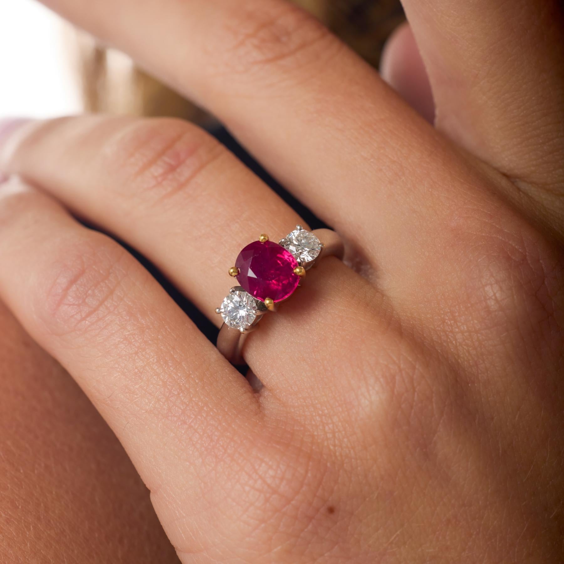 Taille ovale Vintage GIA 2.10 carat Burma ruby diamond 18k white gold three stone ring en vente