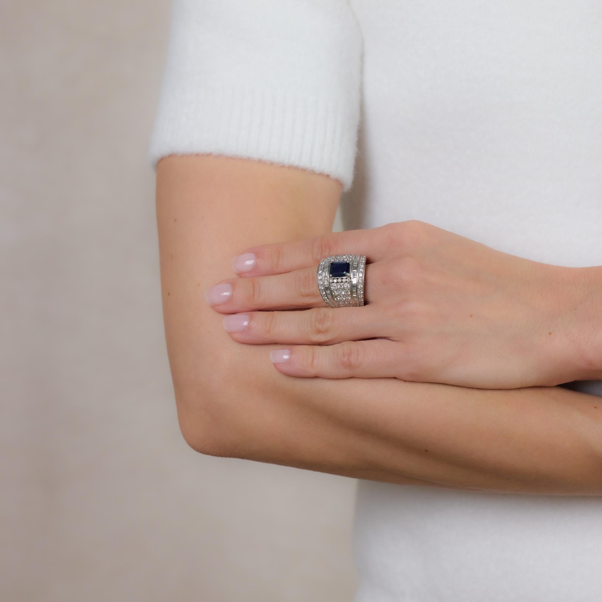 Cette bague de cocktail vintage en platine est ornée d'un saphir bleu de Thaïlande certifié GIA de 2,10 carats à taille octogonale, chauffé, entouré de 100 diamants ronds de taille brillant et baguette totalisant environ 4,60 carats, de couleur G-H,