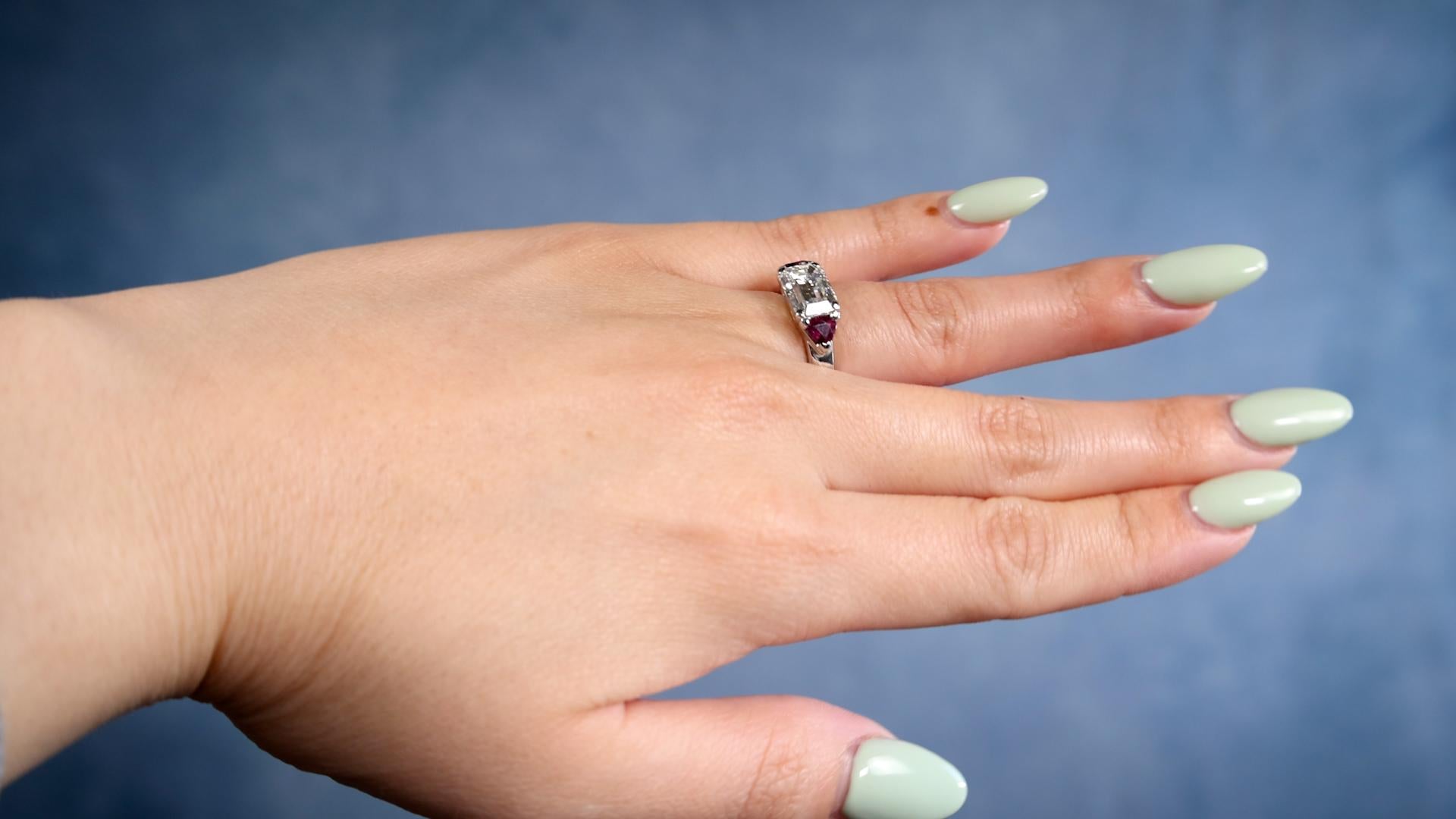 Taille émeraude Vintage GIA 2.18 Carat Emerald Cut Diamond Ruby Platinum Ring en vente