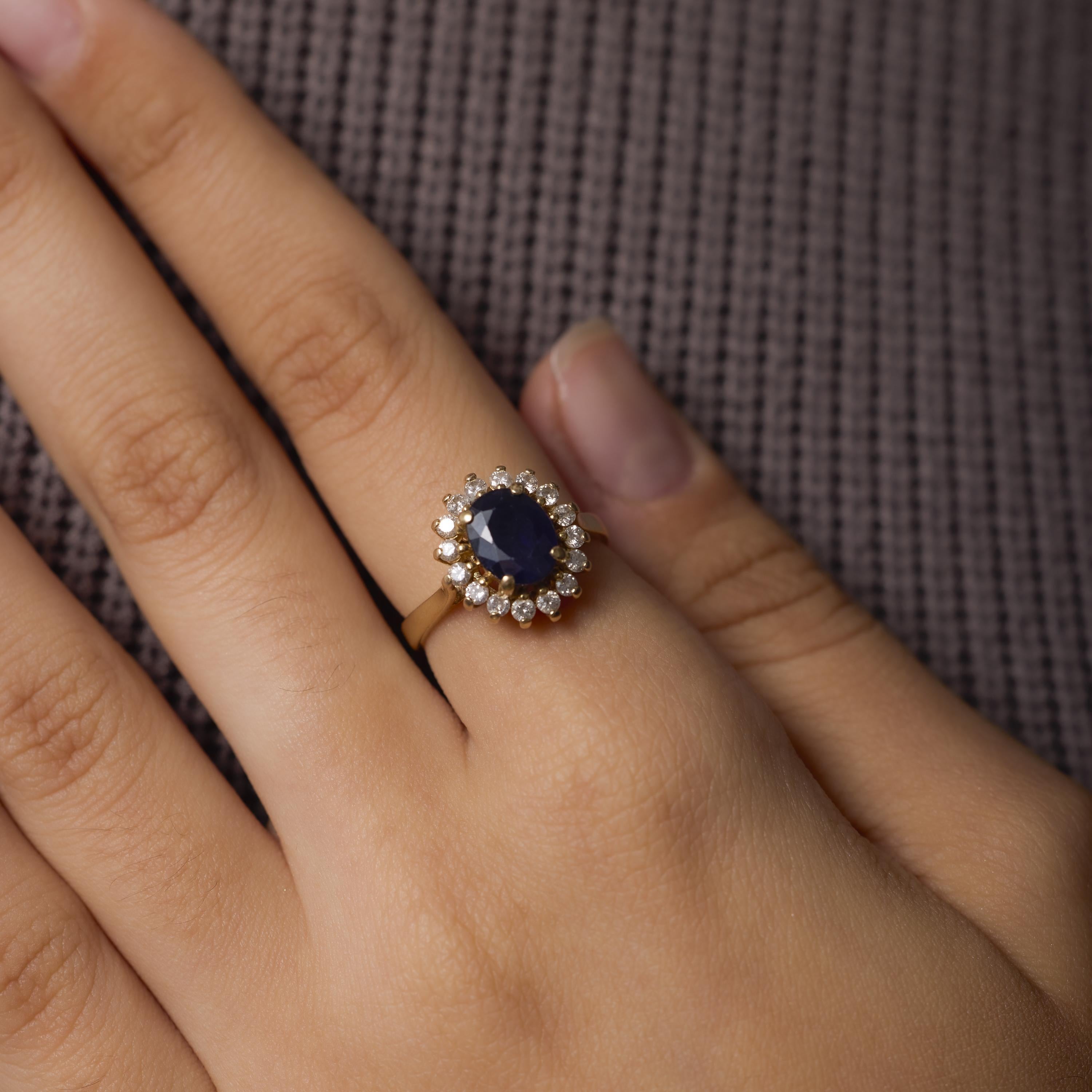 Oval Cut Vintage GIA 2.50 carat sapphire diamond 14k yellow gold cluster ring For Sale