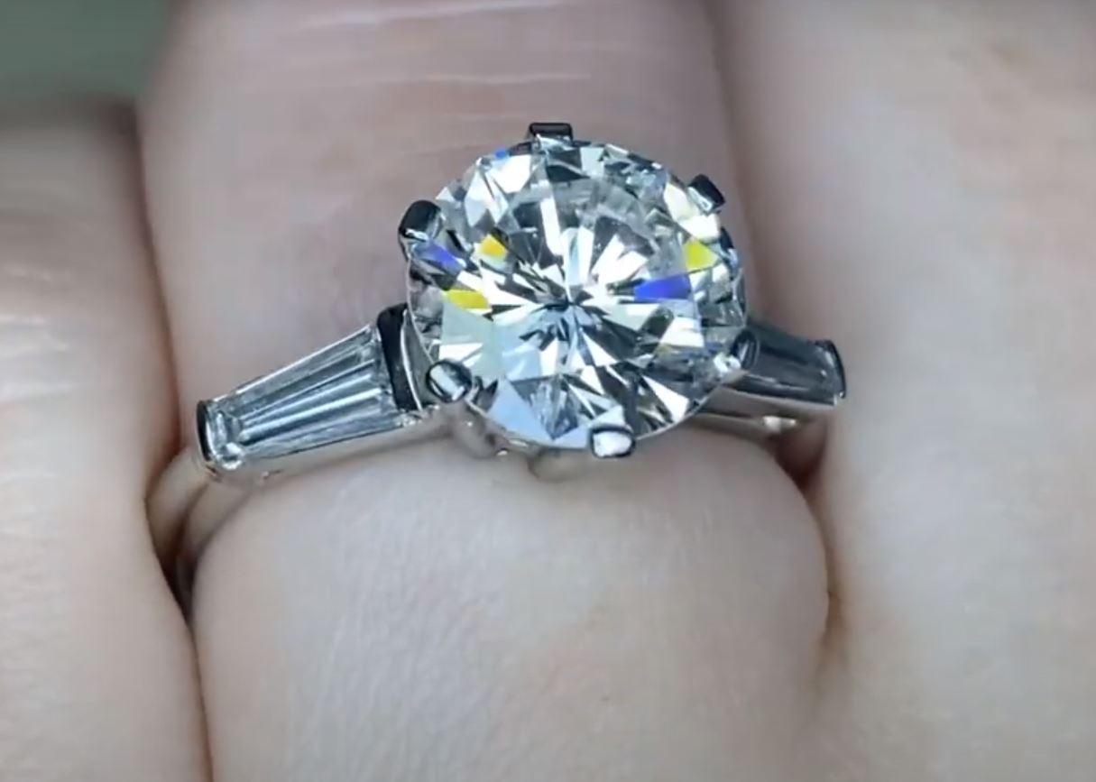 Vintage GIA 2.53ct Round Brilliant Cut Diamond Engagement Ring, Platinum In Excellent Condition For Sale In New York, NY