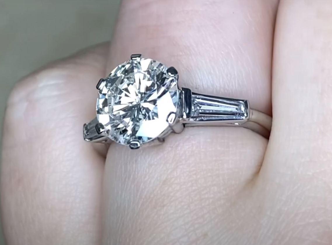 Bague de fiançailles vintage GIA 2.53ct Round Brilliant Cut Diamond, Platinum Pour femmes en vente