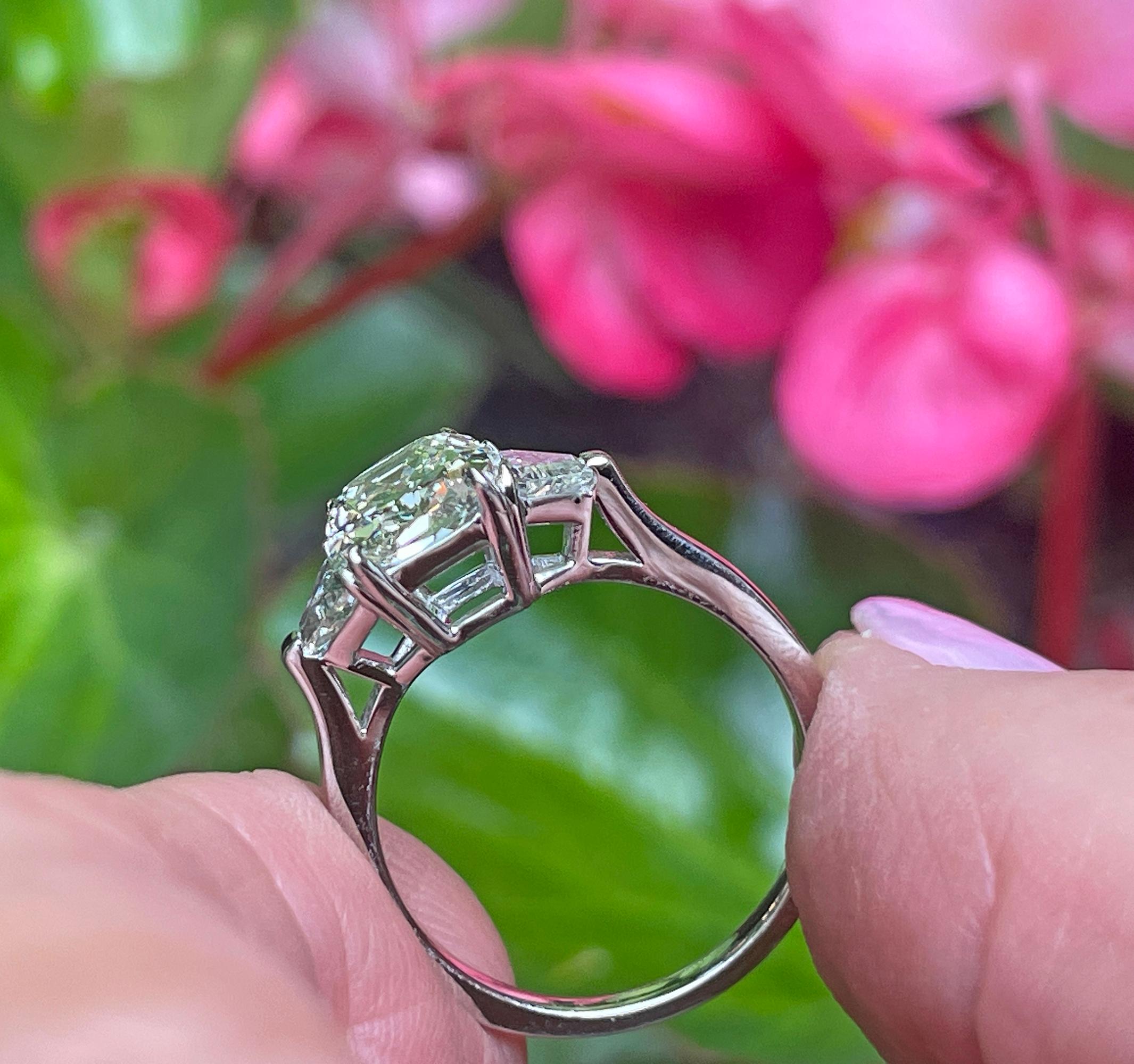 Vintage GIA 2,55ctw Antike Kissenschnitt Diamant 3 Stein Engagement Platin Ring im Angebot 9