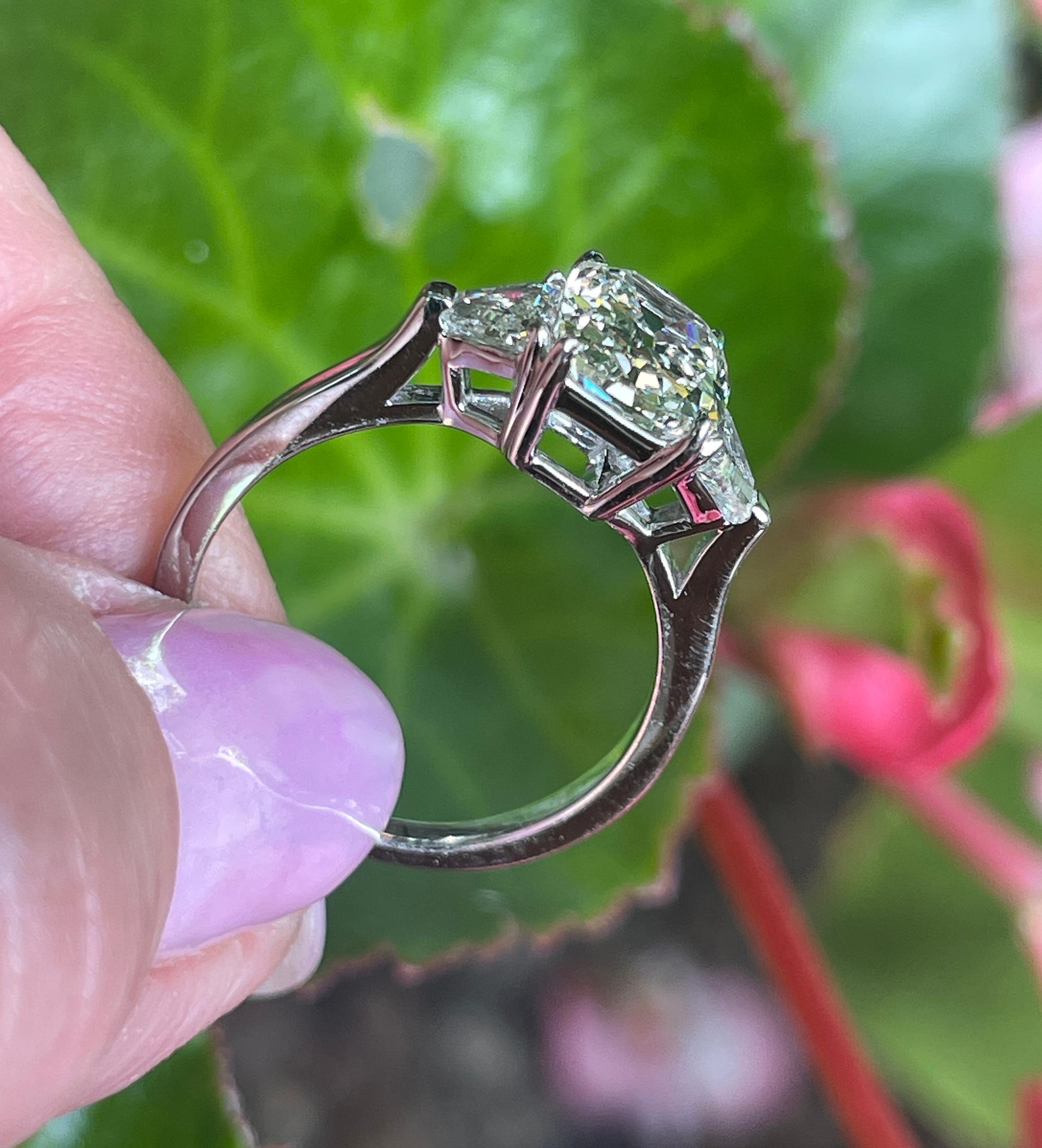 Vintage GIA 2,55ctw Antike Kissenschnitt Diamant 3 Stein Engagement Platin Ring im Angebot 10