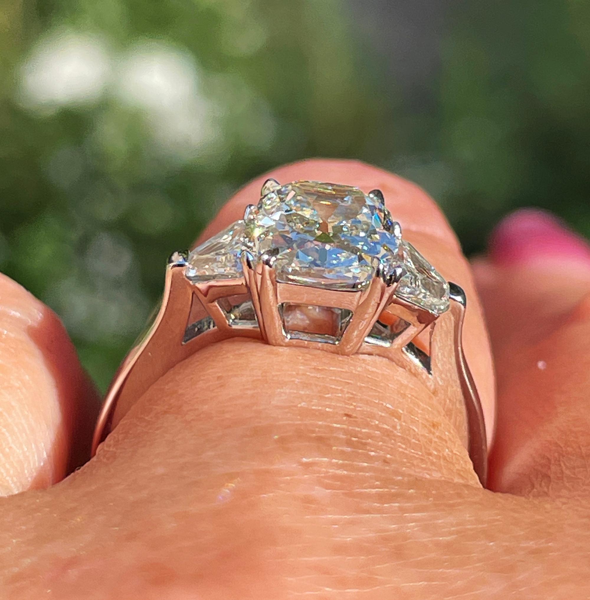 Vintage GIA 2,55ctw Antike Kissenschnitt Diamant 3 Stein Engagement Platin Ring im Angebot 3