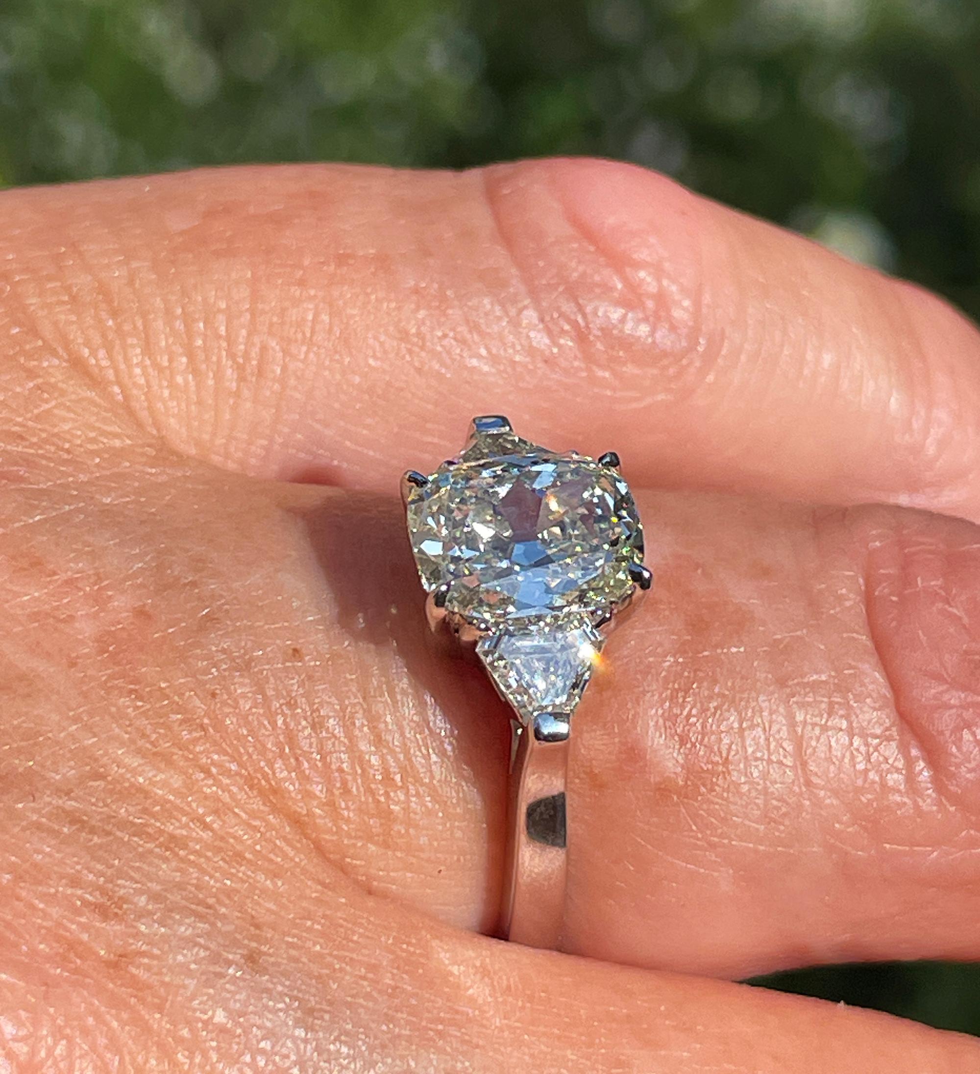 Vintage GIA 2,55ctw Antike Kissenschnitt Diamant 3 Stein Engagement Platin Ring im Angebot 4