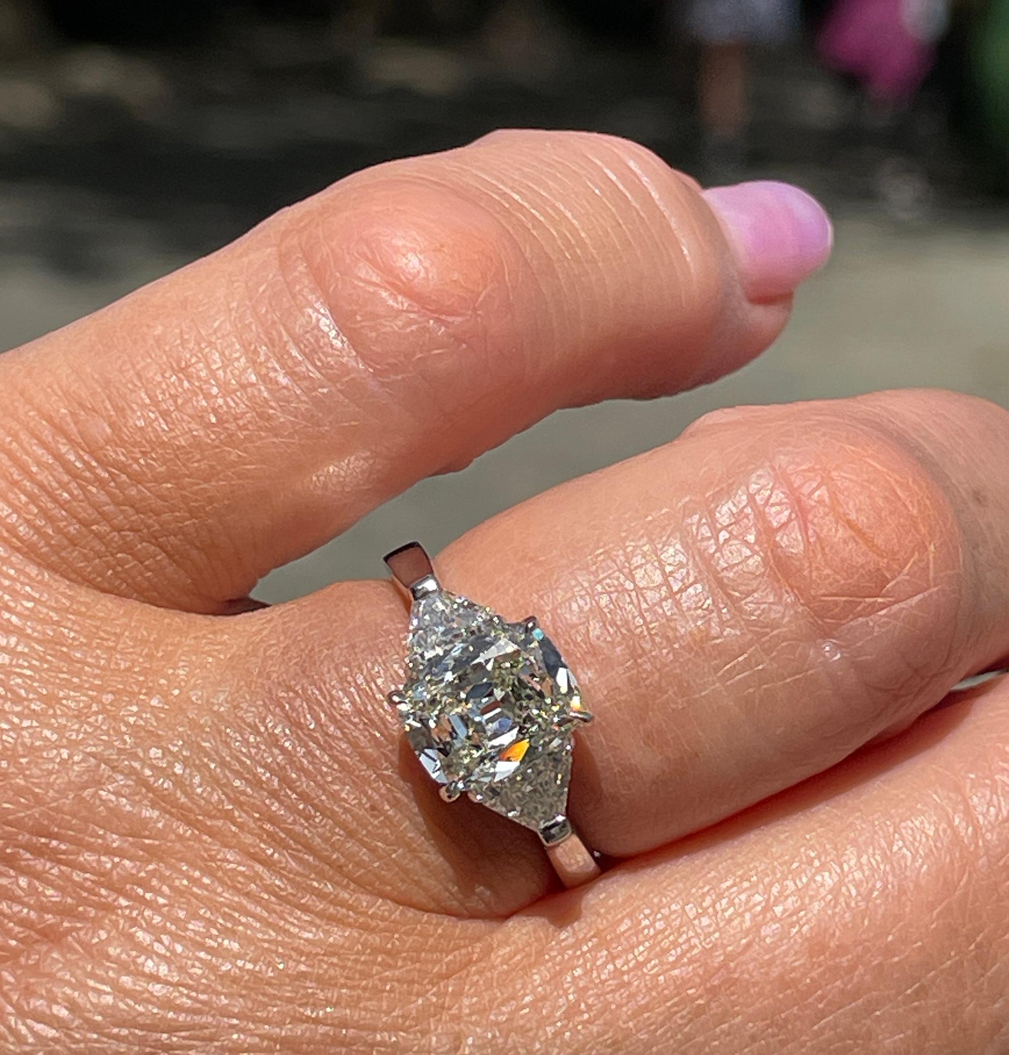 Vintage GIA 2,55ctw Antike Kissenschnitt Diamant 3 Stein Engagement Platin Ring im Angebot 2
