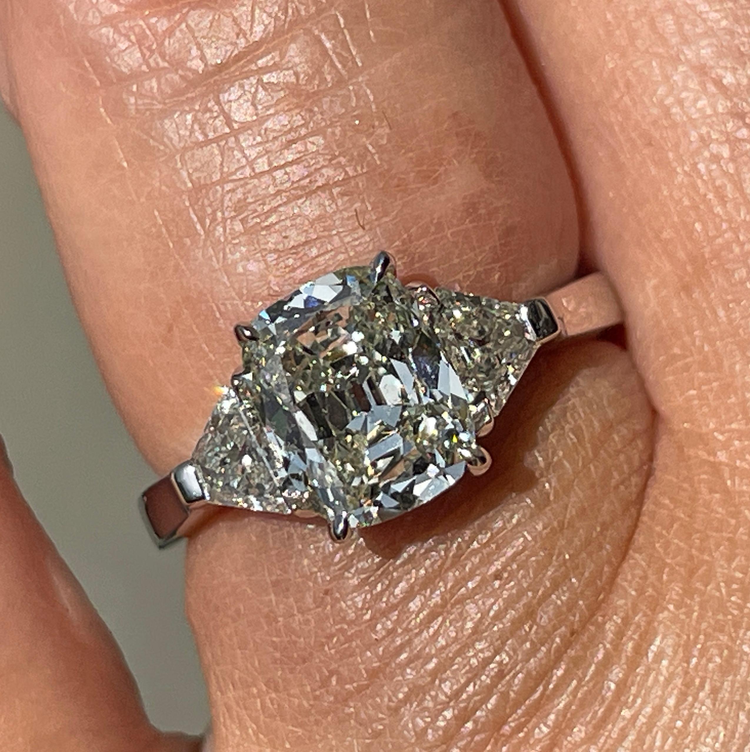 Vintage GIA 2,55ctw Antike Kissenschnitt Diamant 3 Stein Engagement Platin Ring im Angebot 1