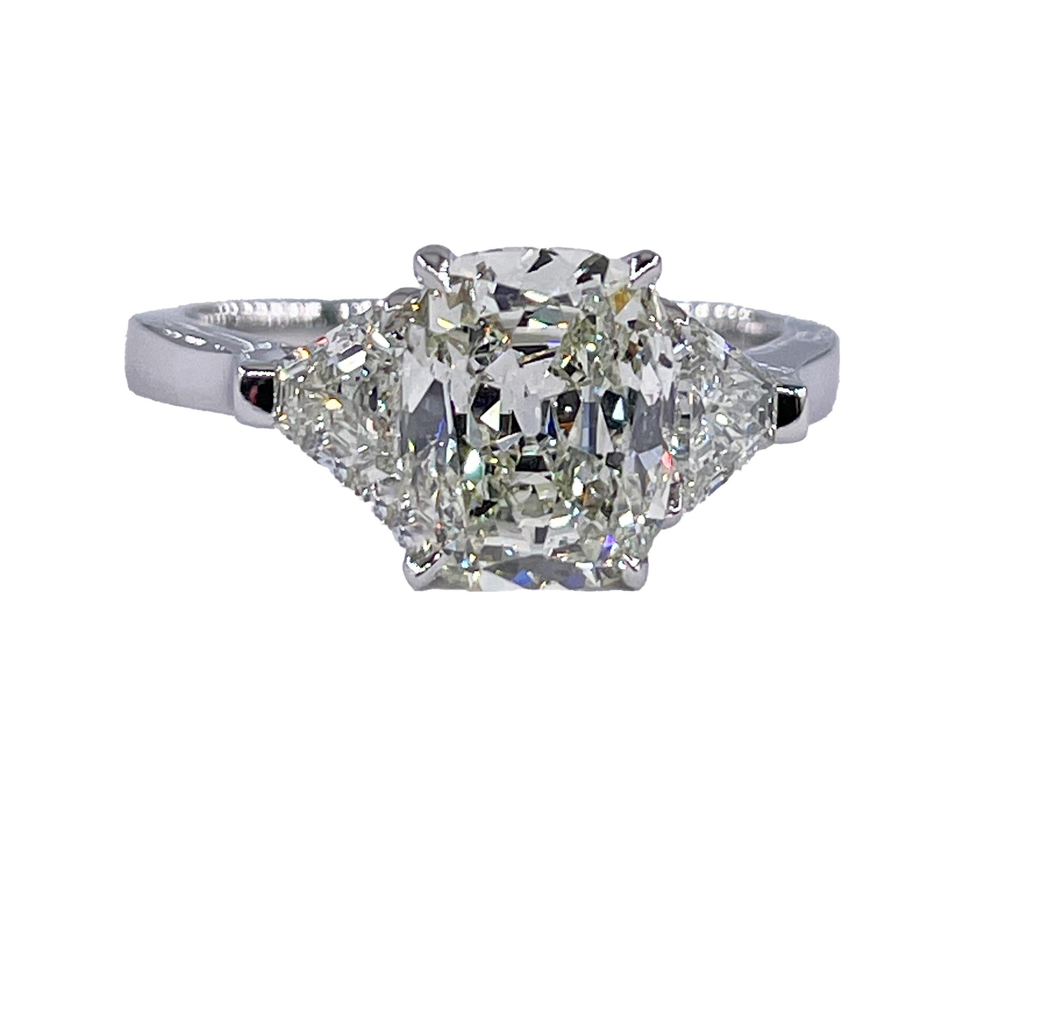Vintage GIA 2,55ctw Antike Kissenschnitt Diamant 3 Stein Engagement Platin Ring (Moderne) im Angebot