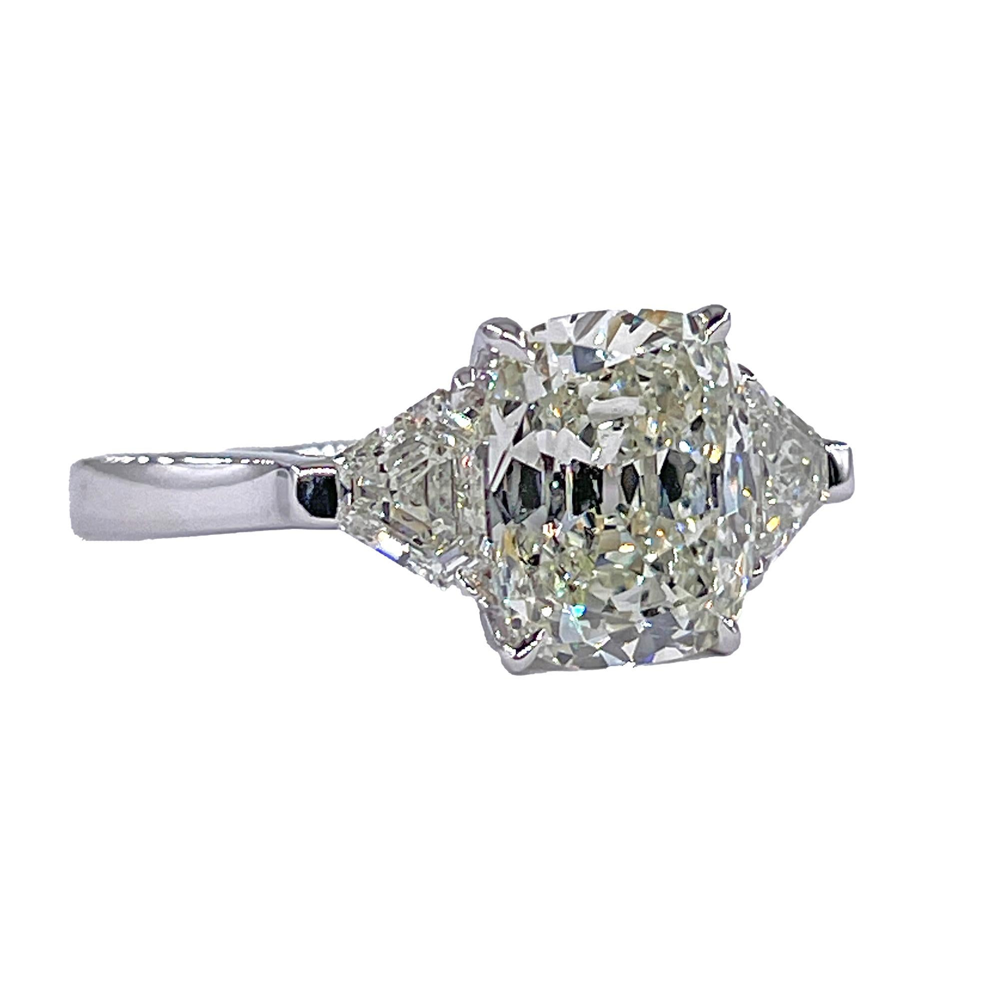Vintage GIA 2,55ctw Antike Kissenschnitt Diamant 3 Stein Engagement Platin Ring (Antiker Kissenschliff) im Angebot