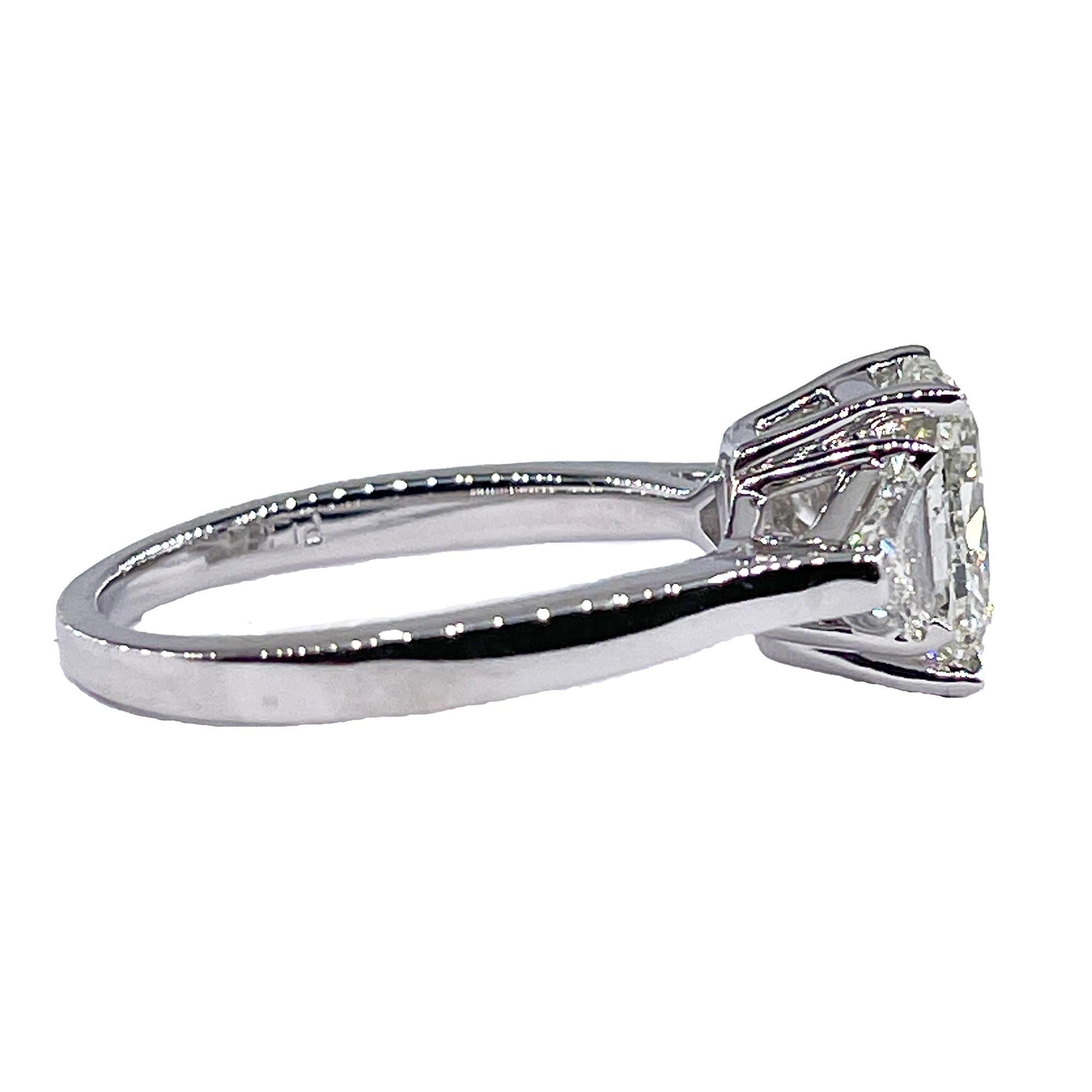 Vintage GIA 2,55ctw Antike Kissenschnitt Diamant 3 Stein Engagement Platin Ring im Zustand „Gut“ im Angebot in New York, NY